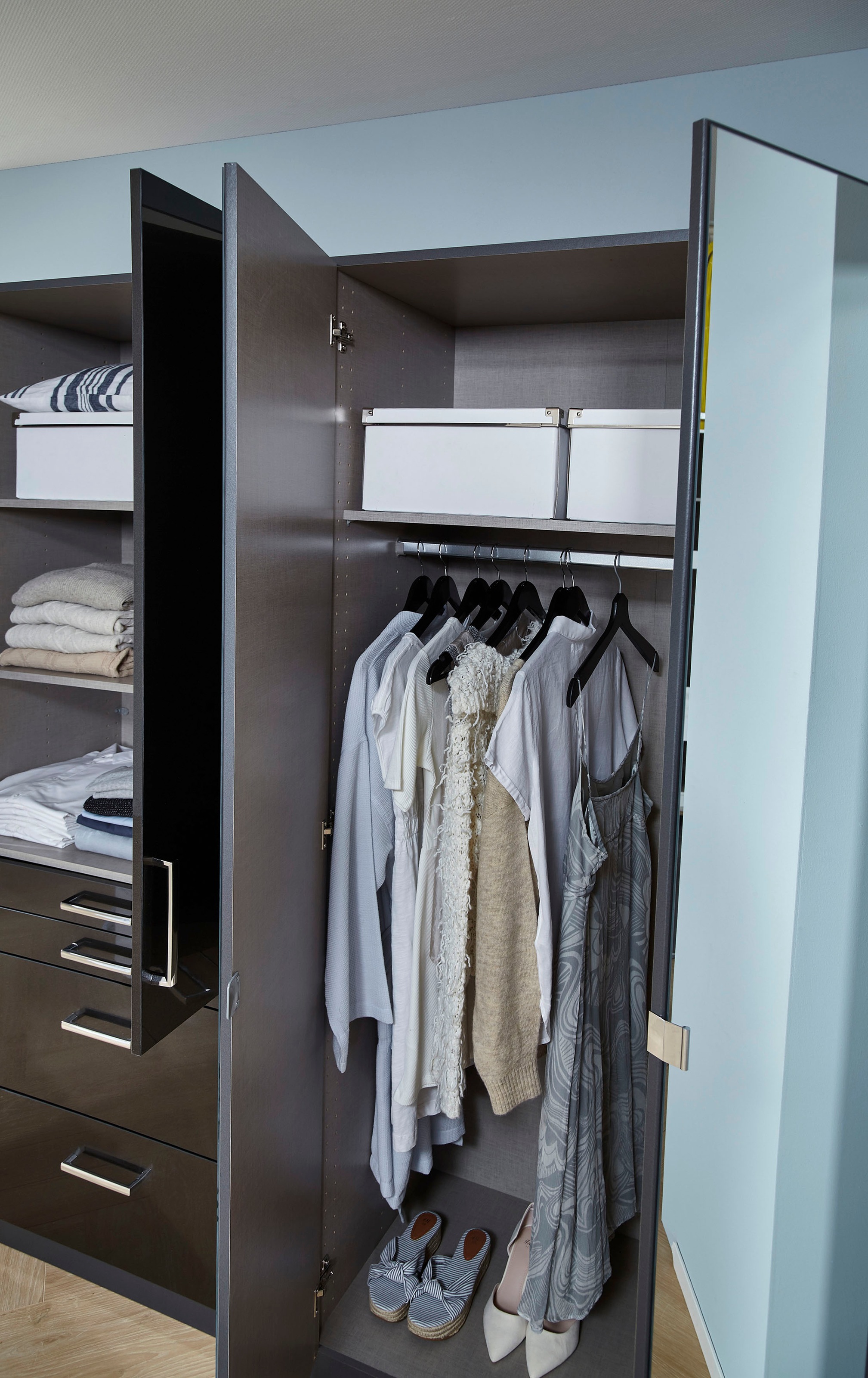 rauch Drehtürenschrank »Kleiderschrank Schrank Garderobe Garderobenschrank Topseller HOMBURG«, mit Spiegel, oberer Schubkasten mit Einteilung MADE IN GERMANY