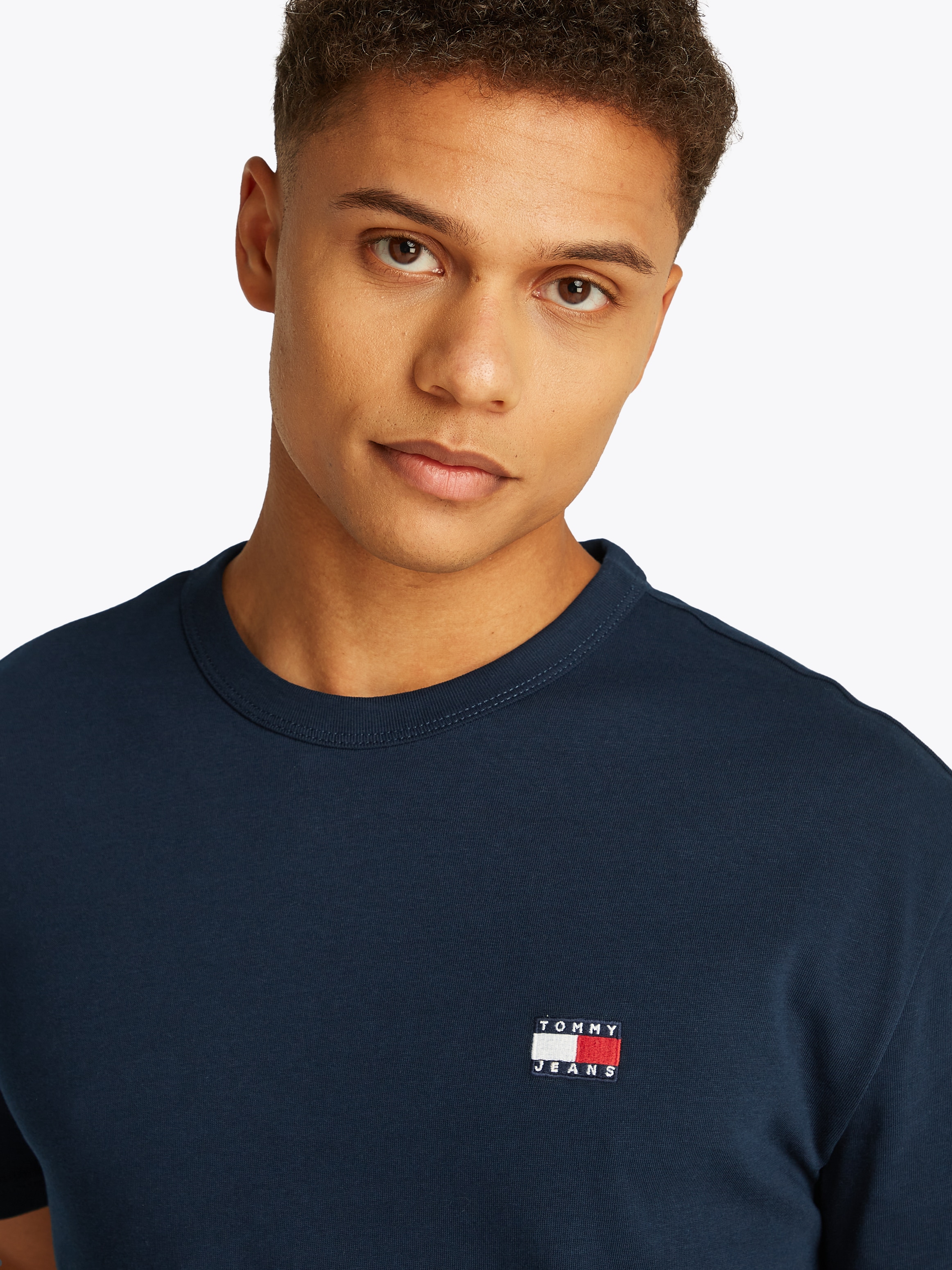 Tommy Jeans T-Shirt »TJM REG BADGE TEE EXT«, mit Logostickerei