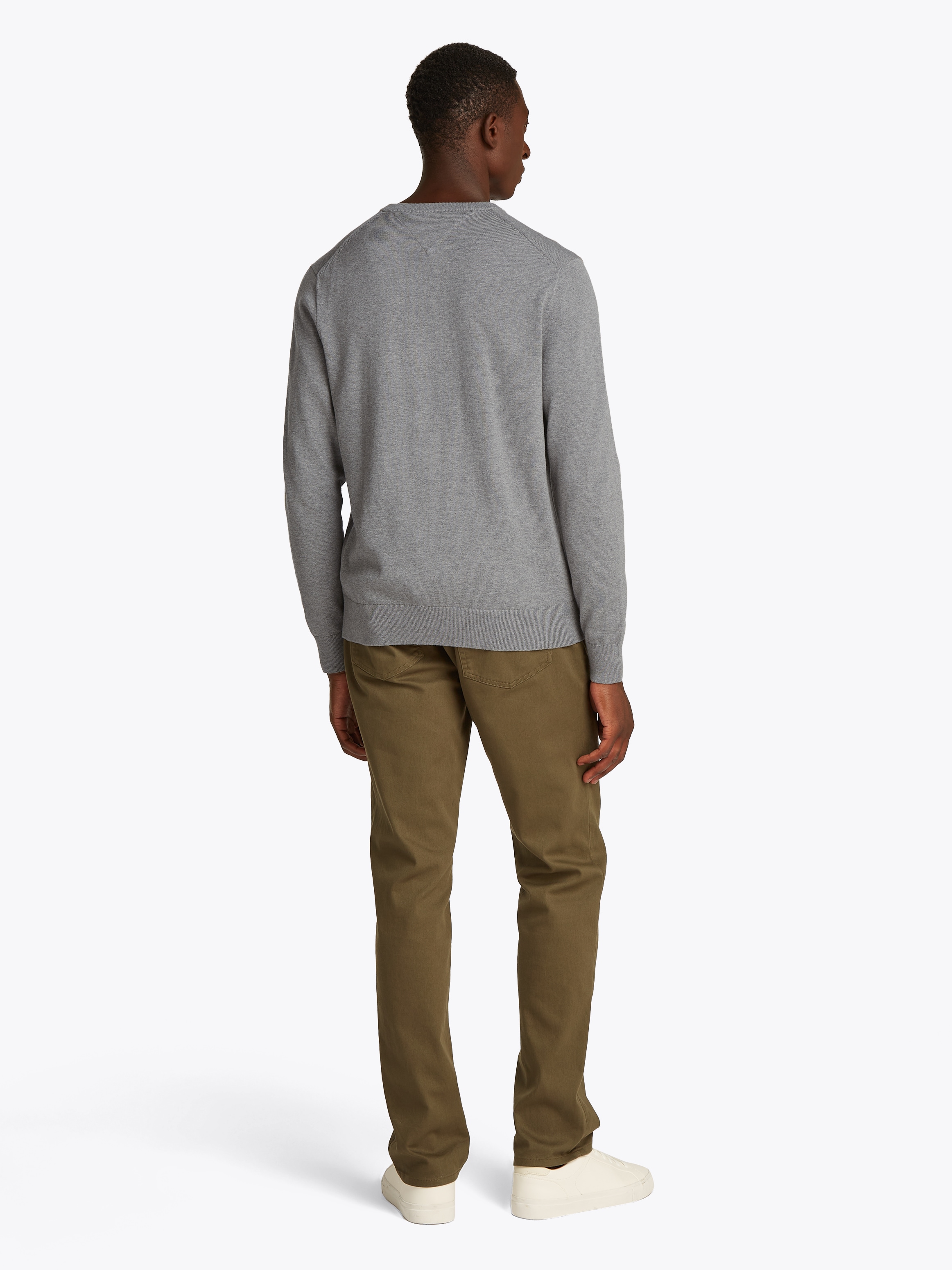 Tommy Hilfiger Strickpullover »ESSENTIAL COTTON V NECK mit V-Ausschnitt und Stickerei« unifarben, casual, regular fit, Baumwolle, V-Ausschnitt