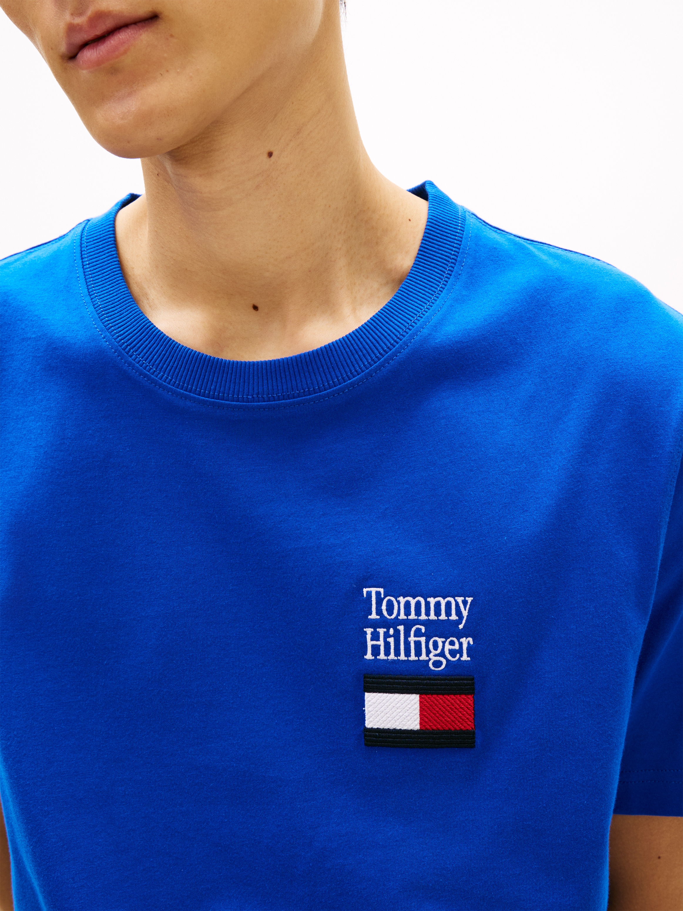 Tommy Hilfiger T-Shirt »BRAND LOVE TEXT STACK« Regular fit mit Rundhalsausschnitt