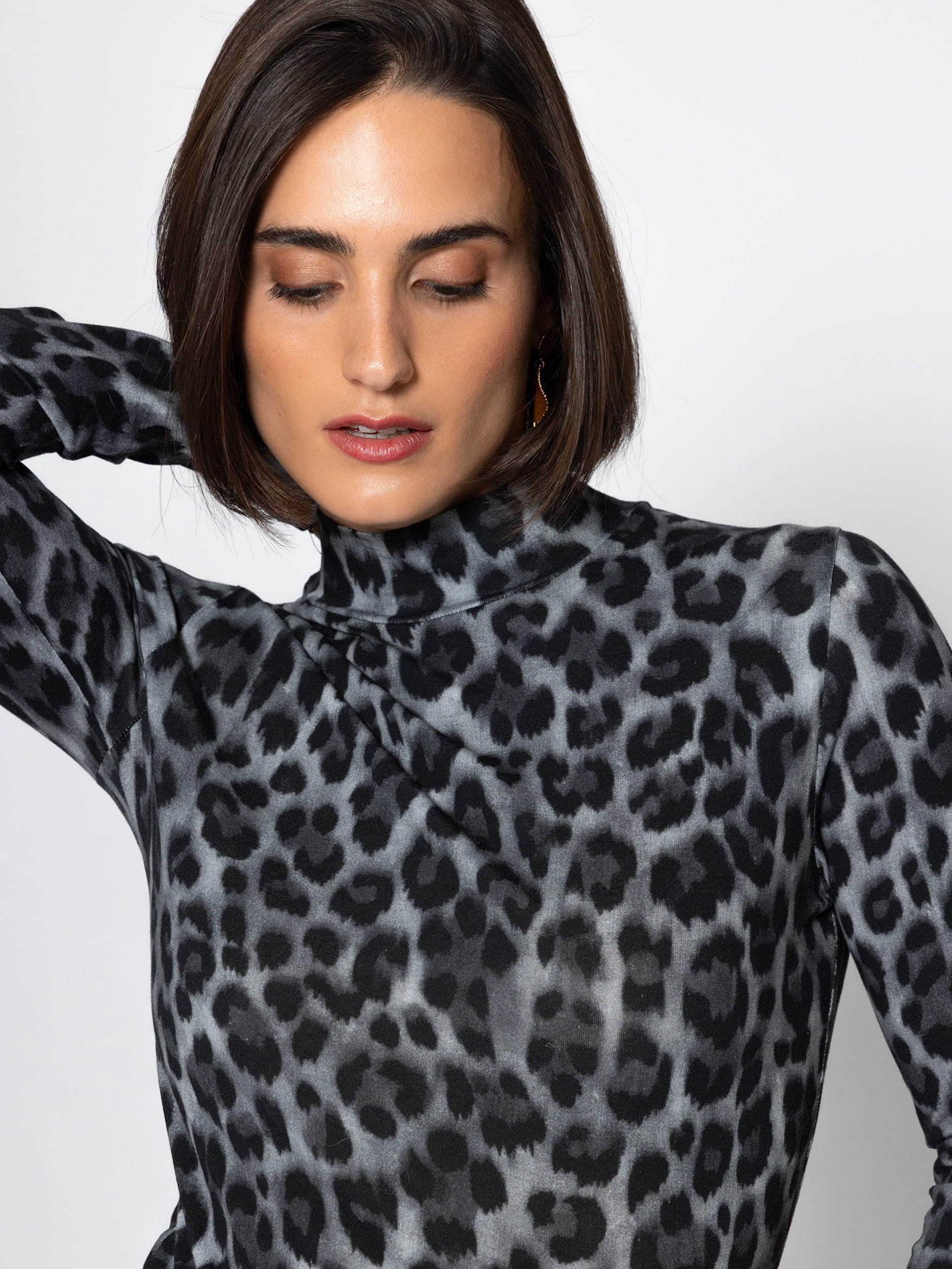 SASSYCLASSY Langarmshirt »Langarmshirt im Leo-Print« Figurbetontes Baumwollshirt mit schmalem Stehkragen Braun Grau