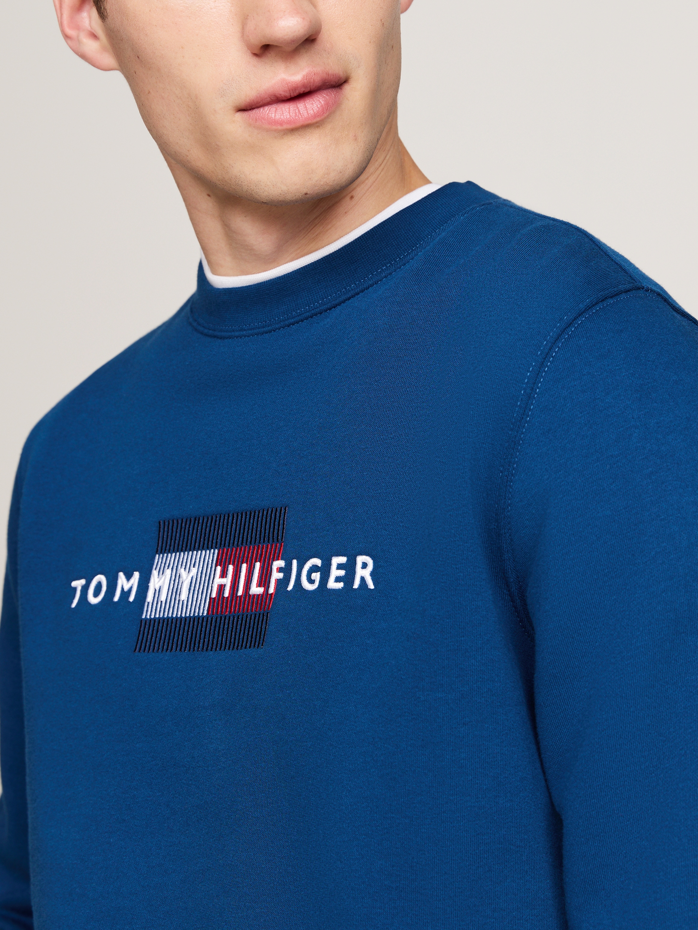 Tommy Hilfiger Sweatshirt »HILFIGER FLAG EMBRO SWEATSHIRT«, mehrfarbige Stickerei auf der Brust