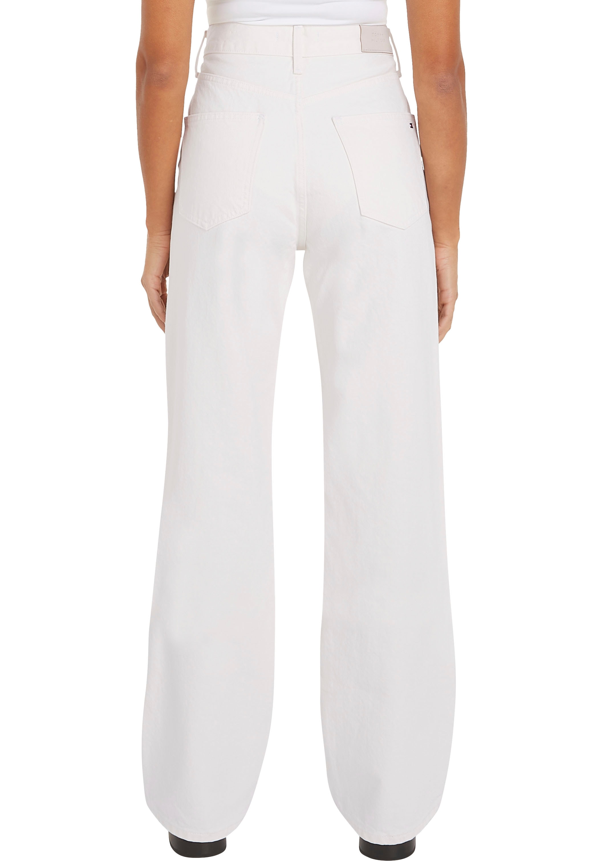 Tommy Hilfiger Bootcut-Jeans »RELAXED BOOTCUT HW ECRU«, mit Tommy Hilfiger Logo-Badge