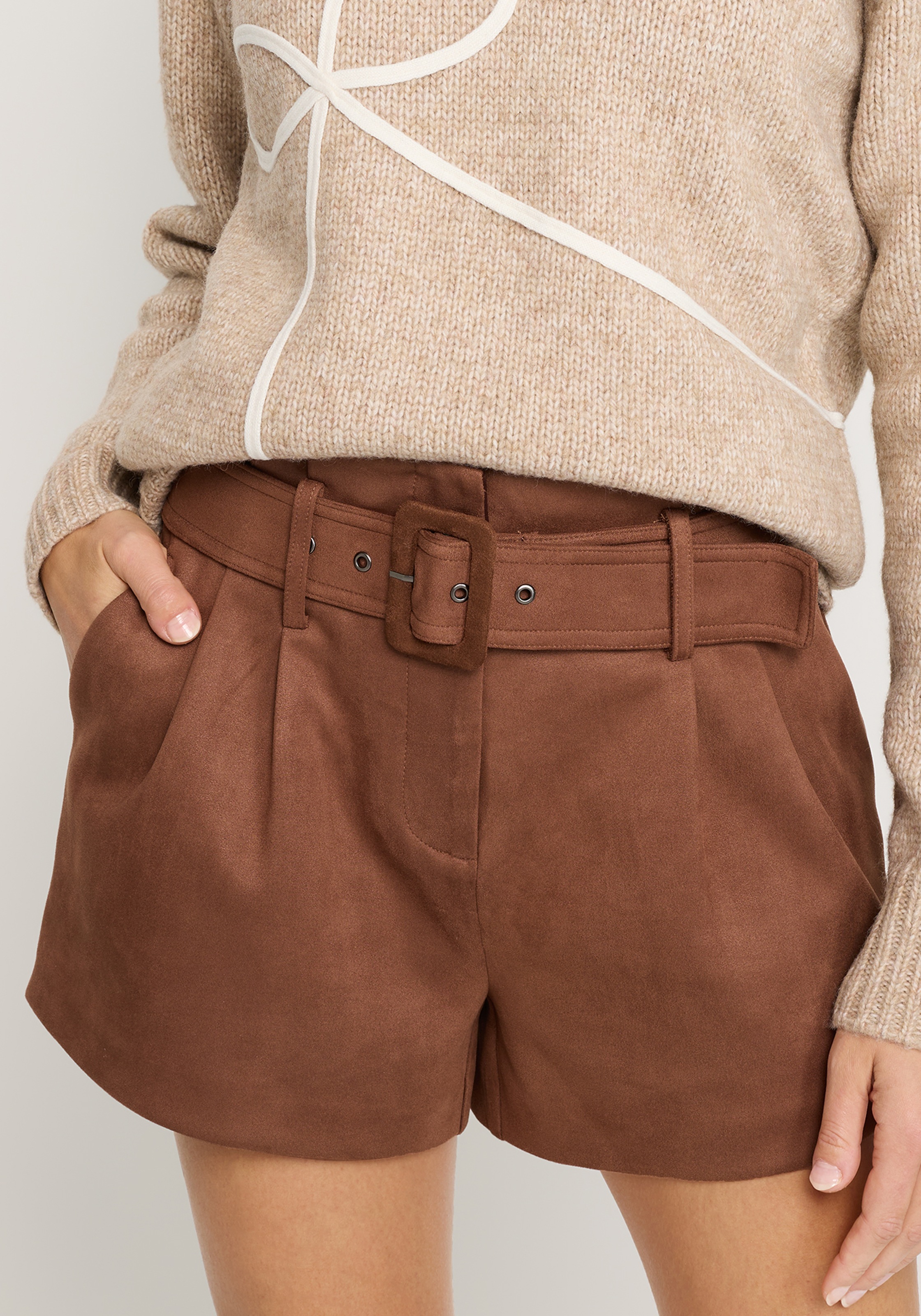 LASCANA Shorts »aus Velourlederimitat mit Gürtel«  Kunstledershorts, Festival, Party, modisch