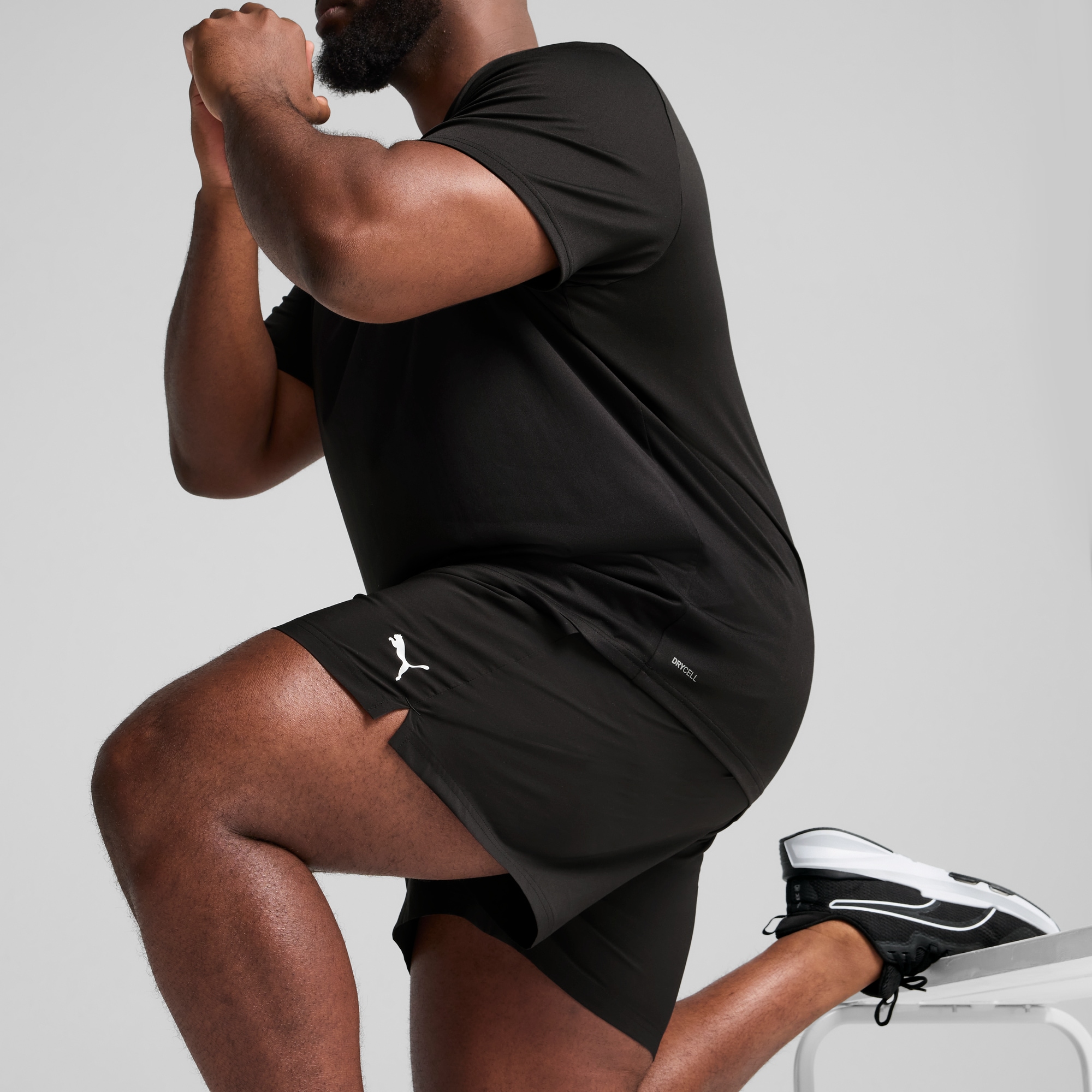 PUMA Trainingsshorts »M TAD ESSENTIALS 5" WOVEN SHORT«, Herren Basic Trainingsshorts, schweißableitend