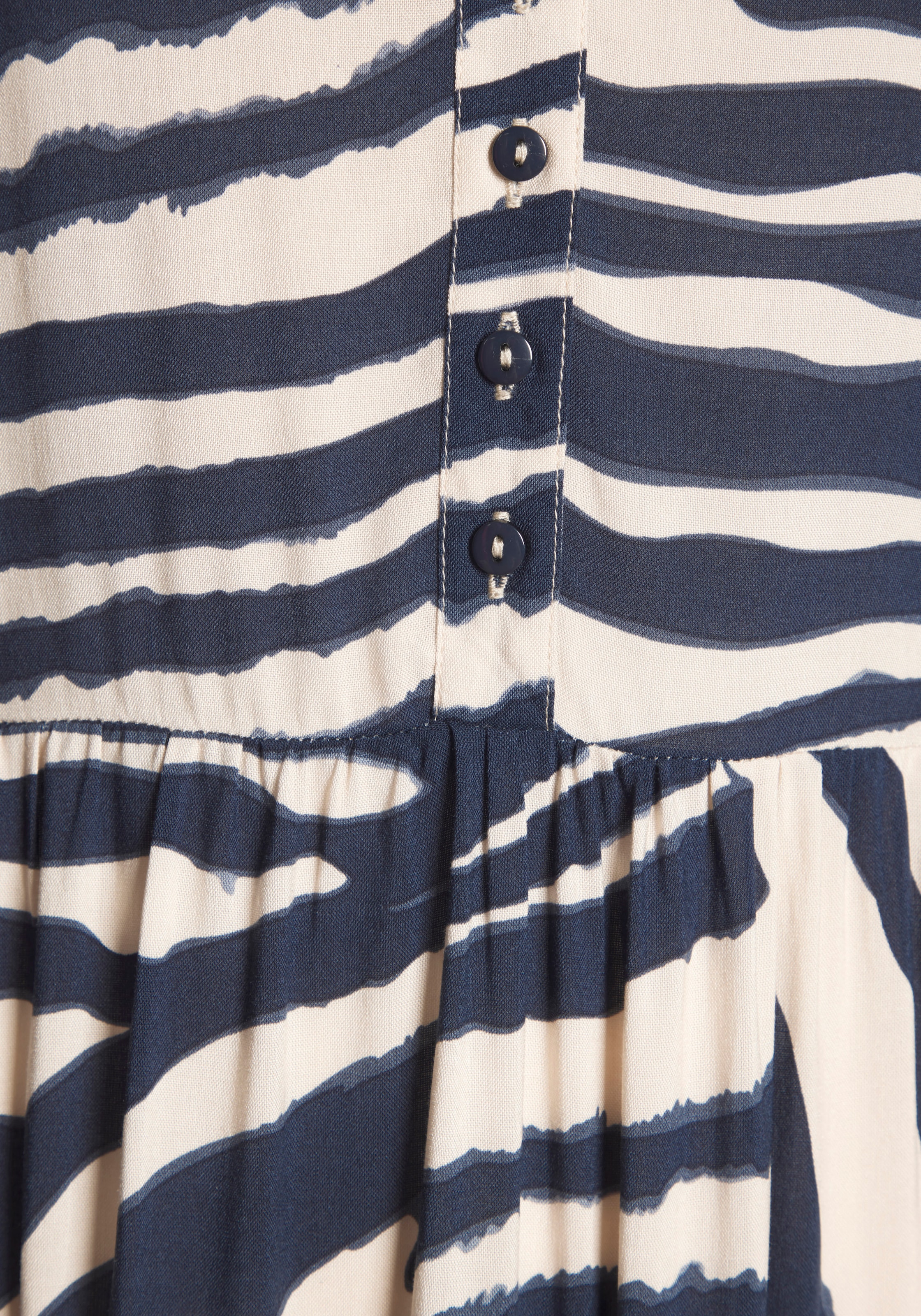LASCANA Maxikleid »mit Animalprint und kurzer Knopfleiste aus Webware, 3/4-Ärmel« Ohne Taschen Sommerkleid in lockerer Passform, Kaftankleid mit weitem Rockteil