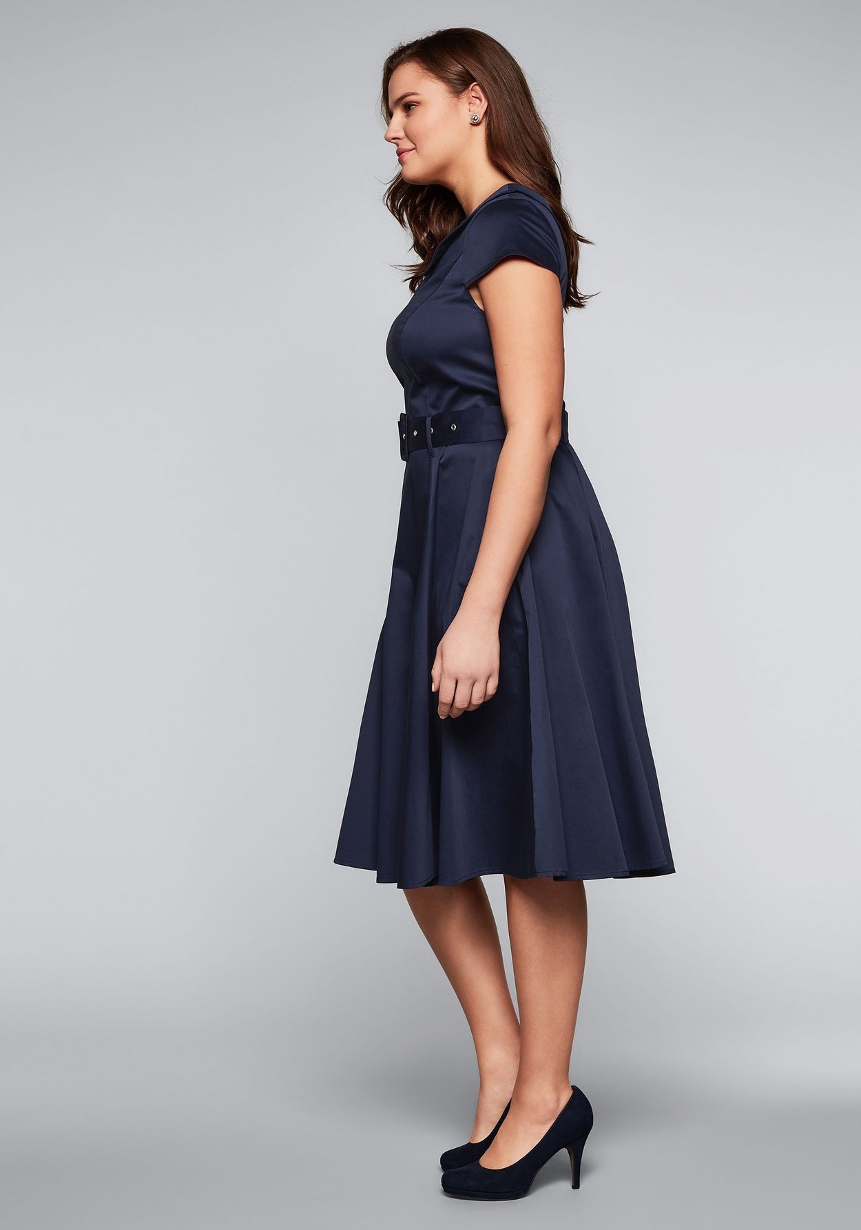 Sheego Cocktailkleid »Kleid mit Bubikragen und Stoffgürtel«