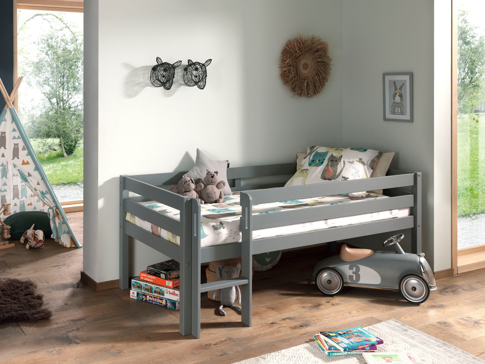 Vipack Spielbett »Vipack Pino«, (Made in Europe), Niedriges Spielbett mit LF 90 x 200 cm, Ausf. weiß oder grau lackiert