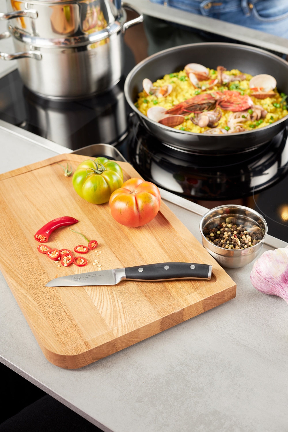 RÖSLE Schneidebrett mit Edelstahlgriff, für die Küche oder als Servierbrett, aus Ulmenholz