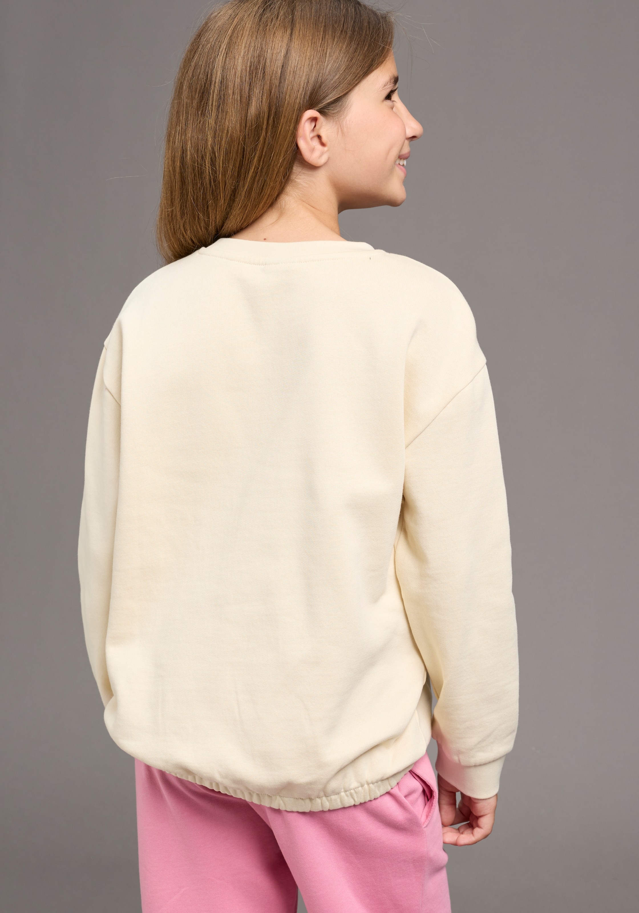 KIDSWORLD Sweatshirt »Modisches Sweatshirt mit Bär-Stickerei«, mit Rippbündchen an Ärmeln und Ausschnitt
