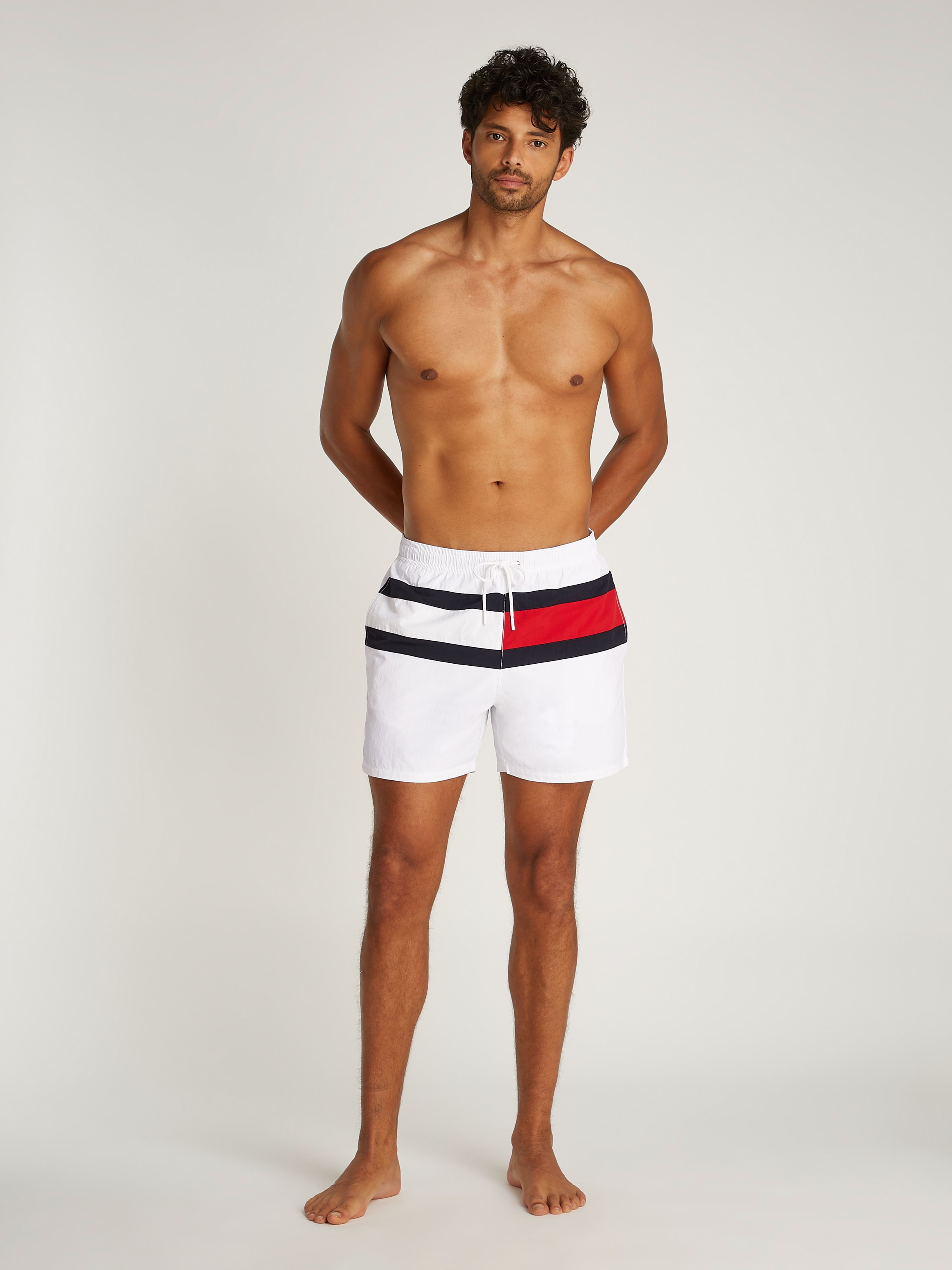 Tommy Hilfiger Swimwear Badeshorts »MEDIUM DRAWSTRING«, mit großem Logo