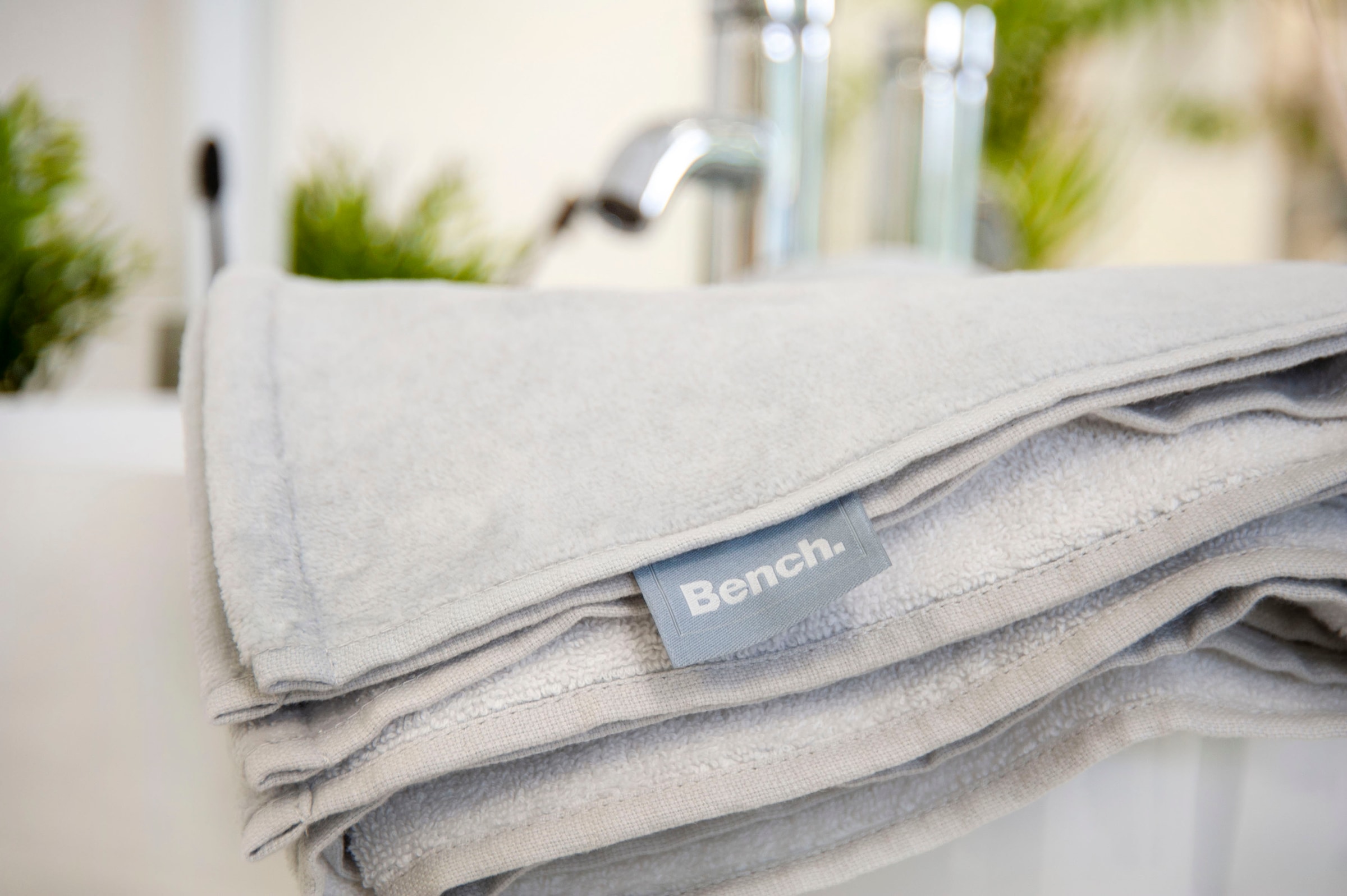 Bench. Strandtuch »Bench« mit dekorativem "Bench" Schriftzug