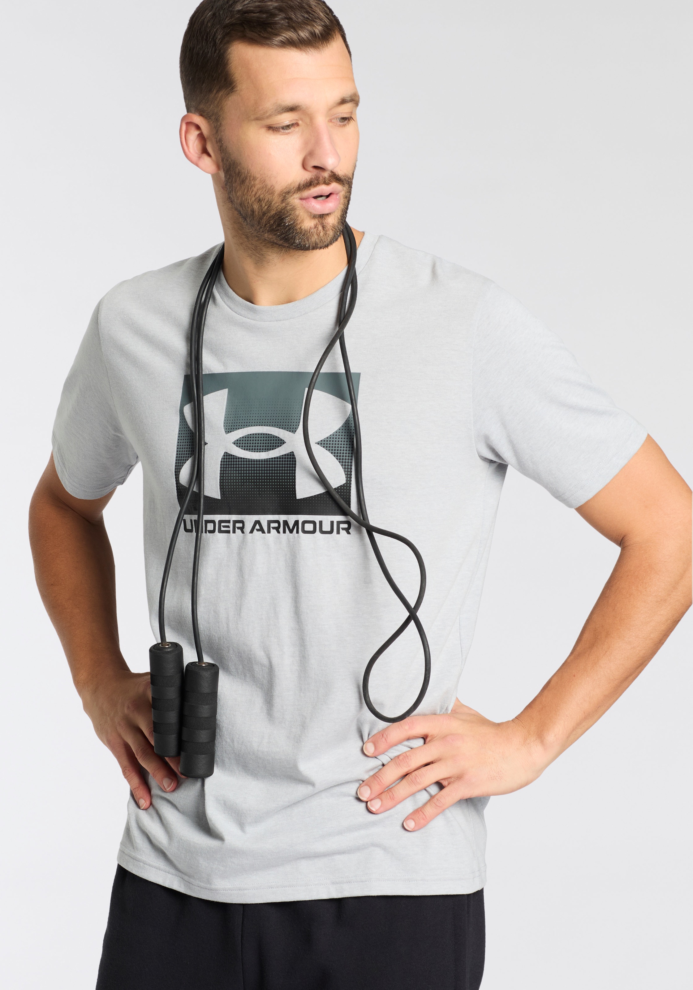 Under Armour® T-Shirt »UA M BOXED SPORTS UPDATED SS« sportlicher Stil, Rundhalsausschnitt, aus Baumwolle und Polyester