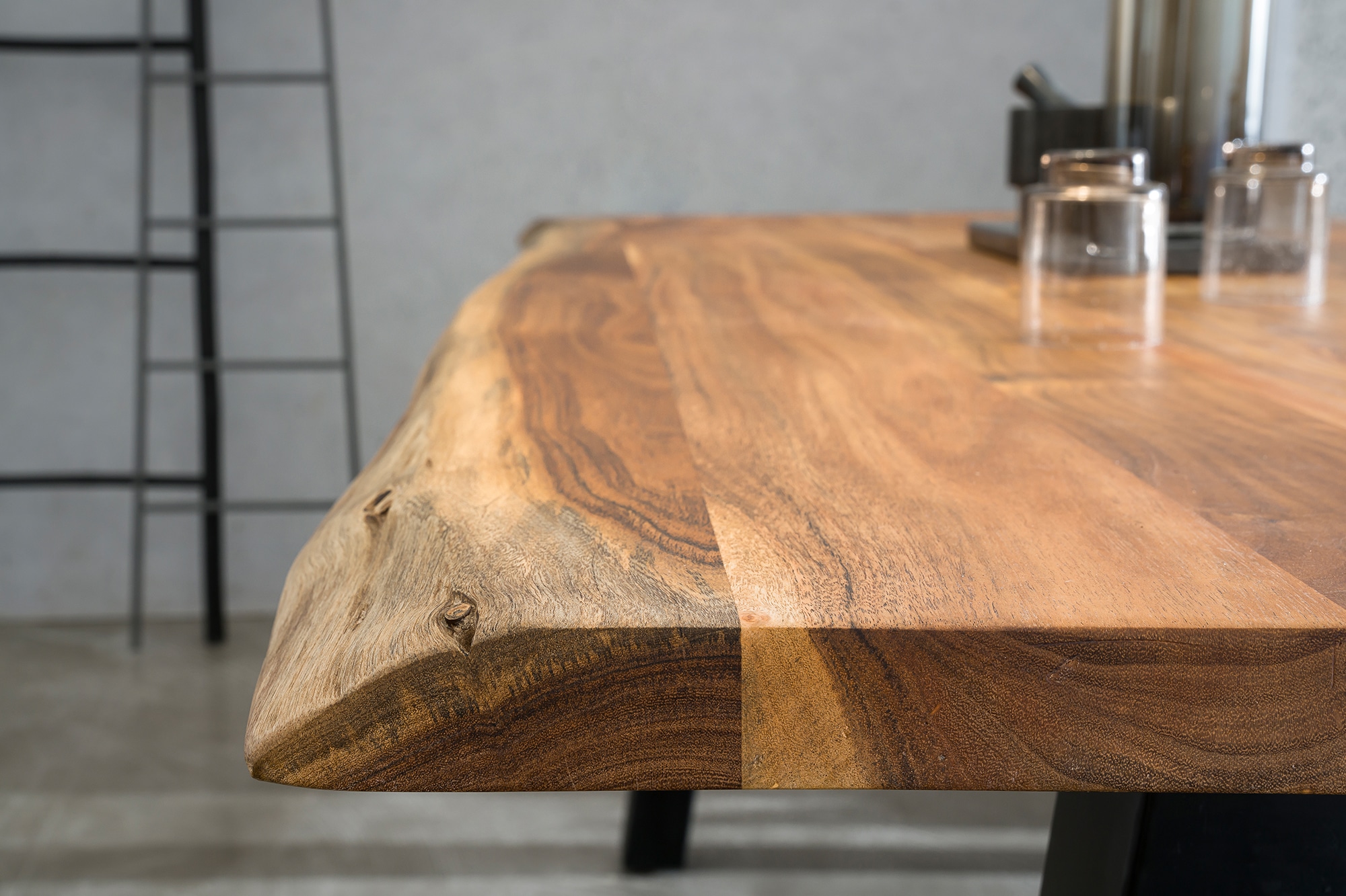 SalesFever Essgruppe »Esszimmerausstattung aus Holz und Metall«, (Set, 5 tlg.), Essgruppe im stilvollen Look mit 4 Stühlen