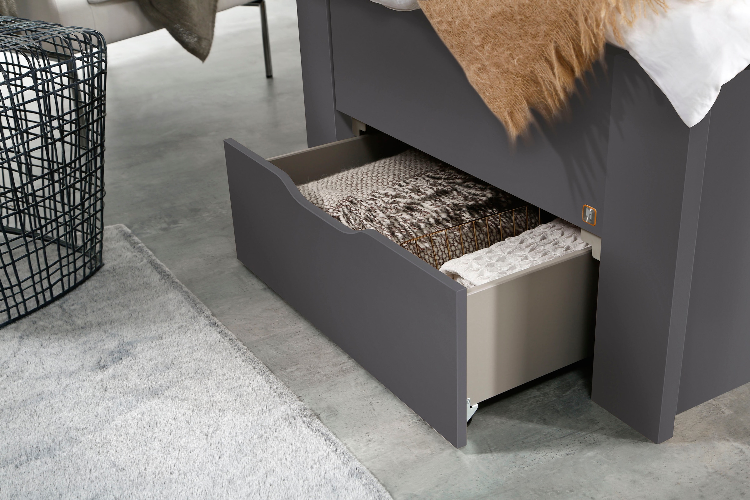 Bett mit Schubfach als Stauraum