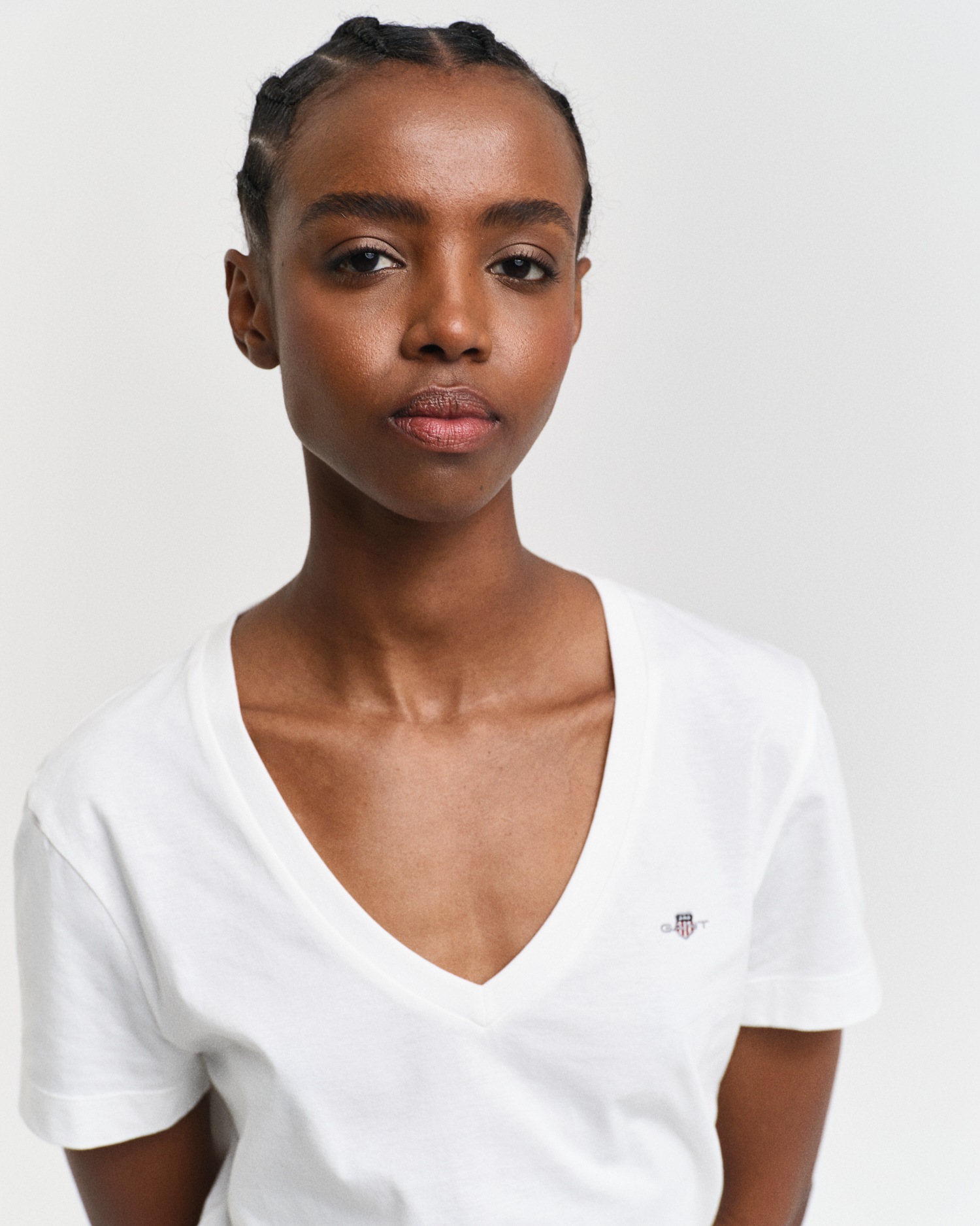 Gant T-Shirt »REG SHIELD KA V-NECK T-SHIRT« mit einer kleinen Logostickerei auf der Brust