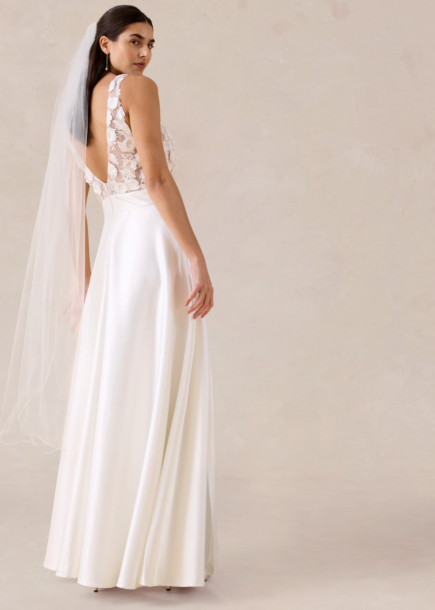 bonprix Brautkleid schmale Passform, aus glänzendem Satin, mit hohem Schlitz, ärmellos