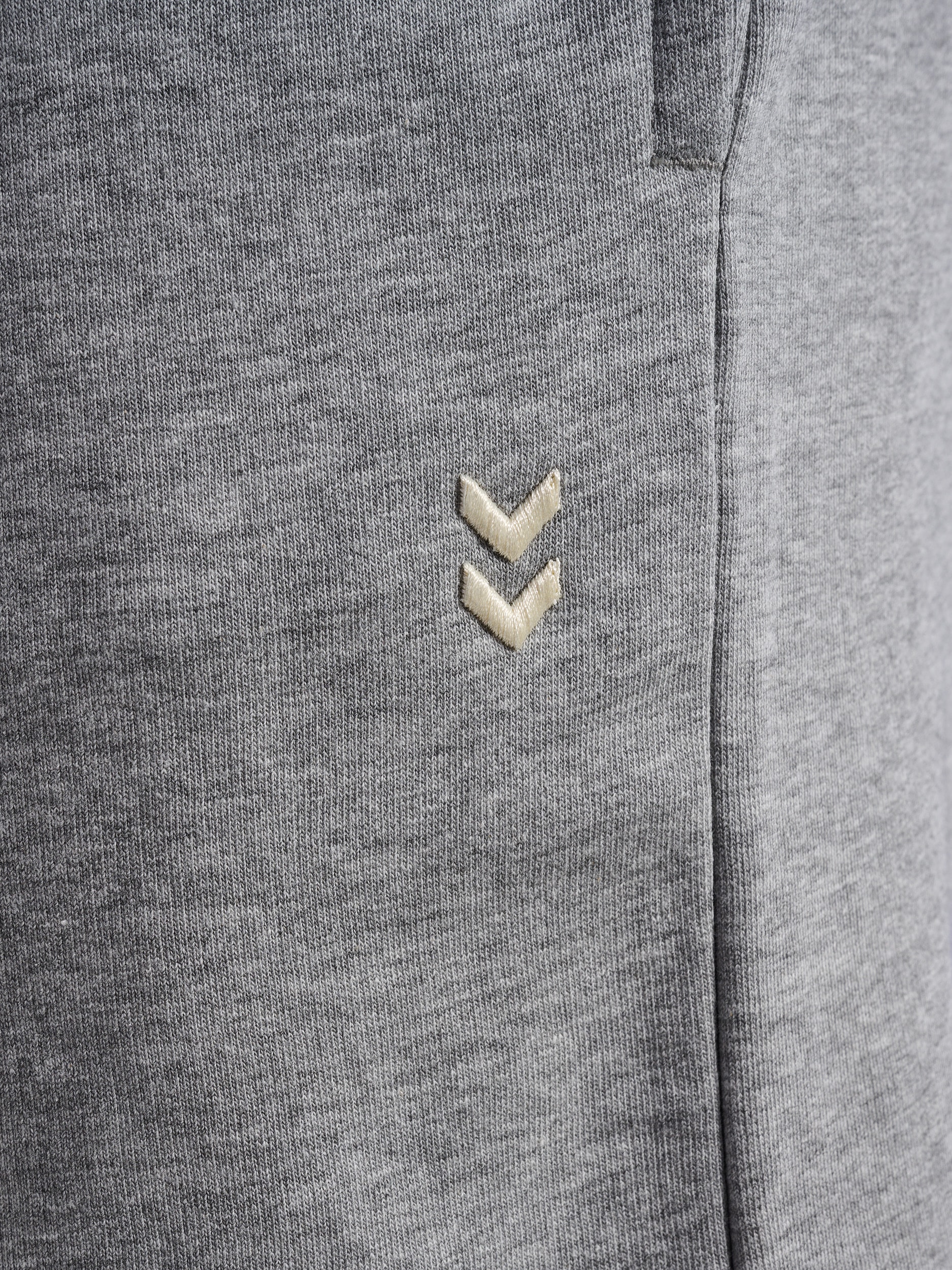 hummel Shorts »HMLPULSE SWEAT SHORTS«  mit gesticktem Chevron-Logo, aus Baumwolle, Polyester und Viskose