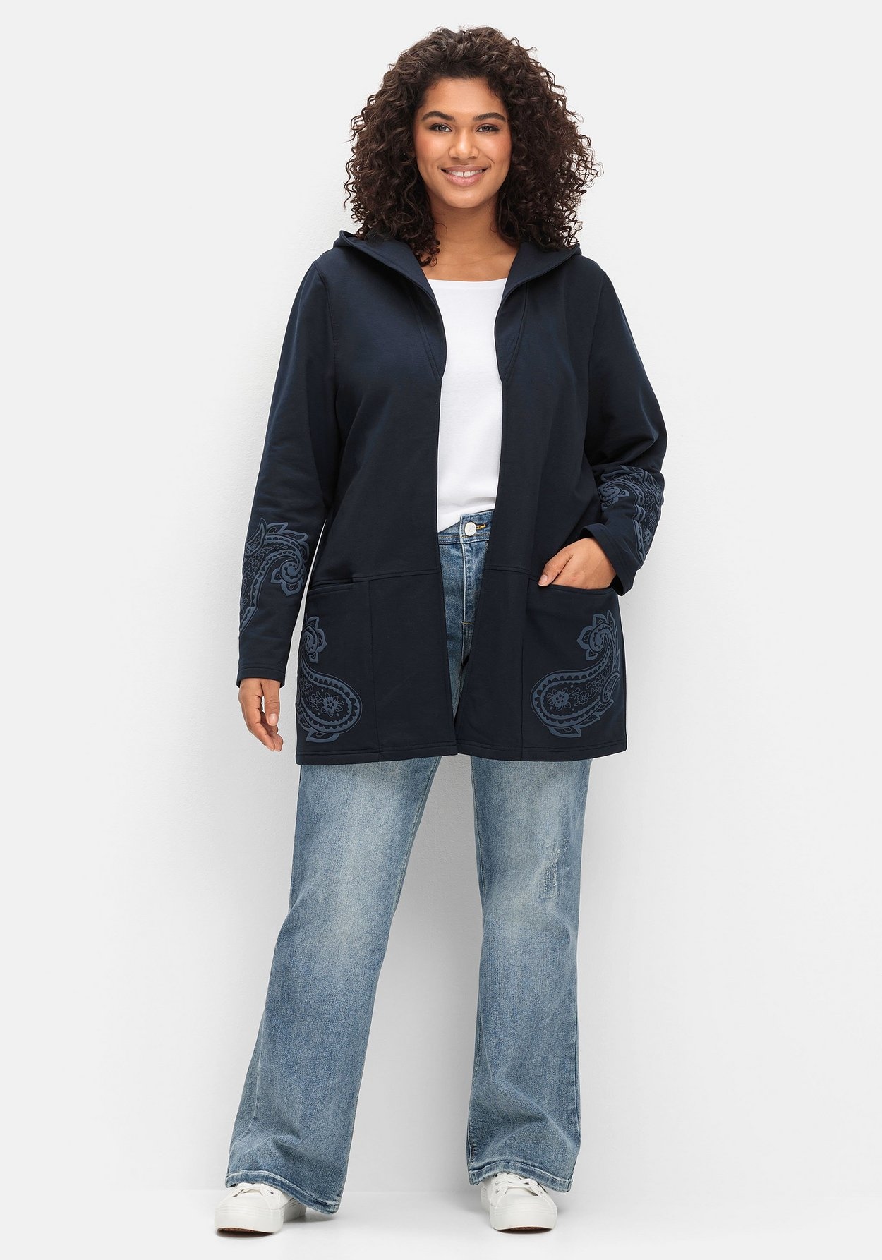Sheego Sweatjacke »Leichte Kapuzensweatjacke mit Paisleydruck«