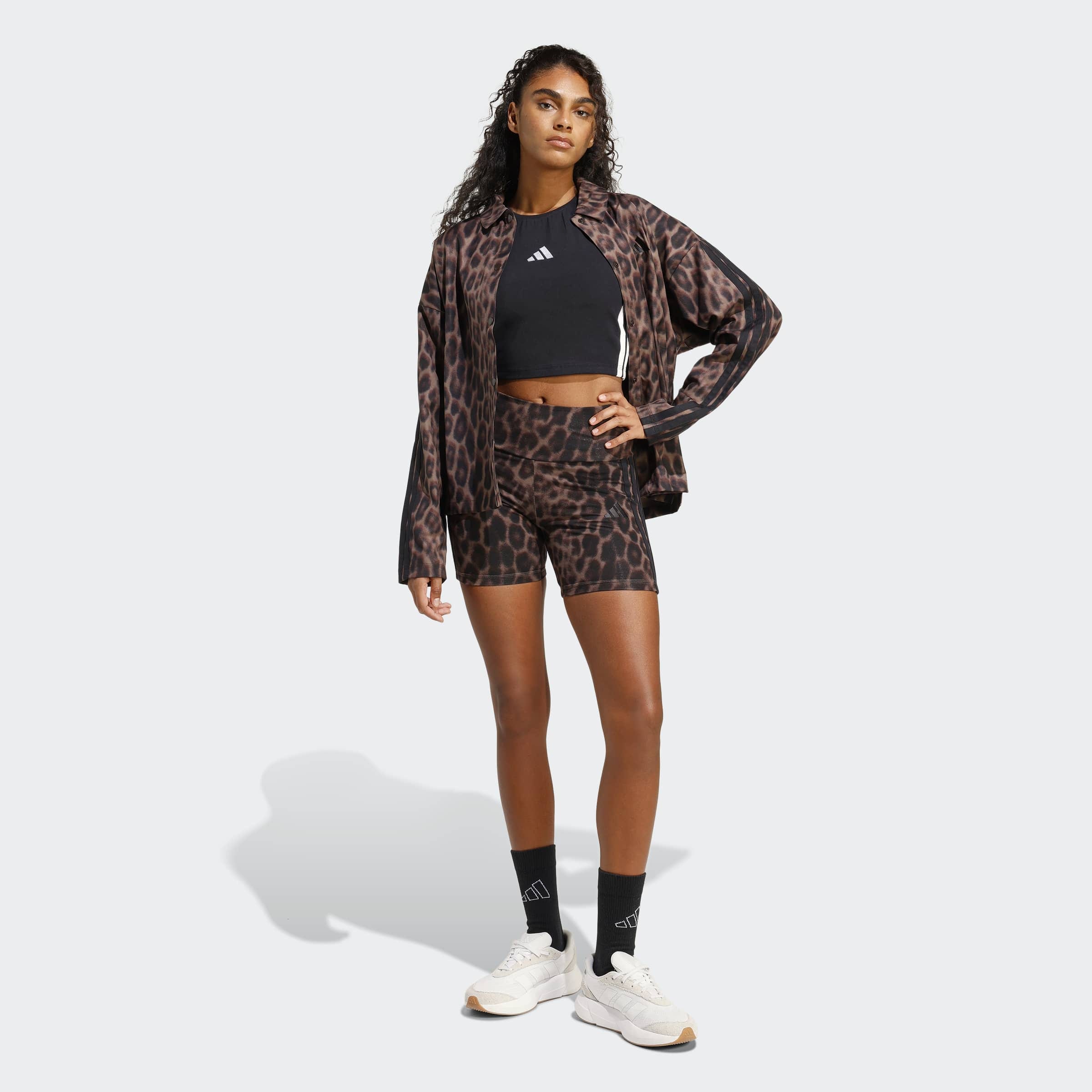 adidas Sportswear Shorts »SEASONAL ESSENTIALS BIKER MIT LEOPARDENPRINT UND 3-STREIFEN«