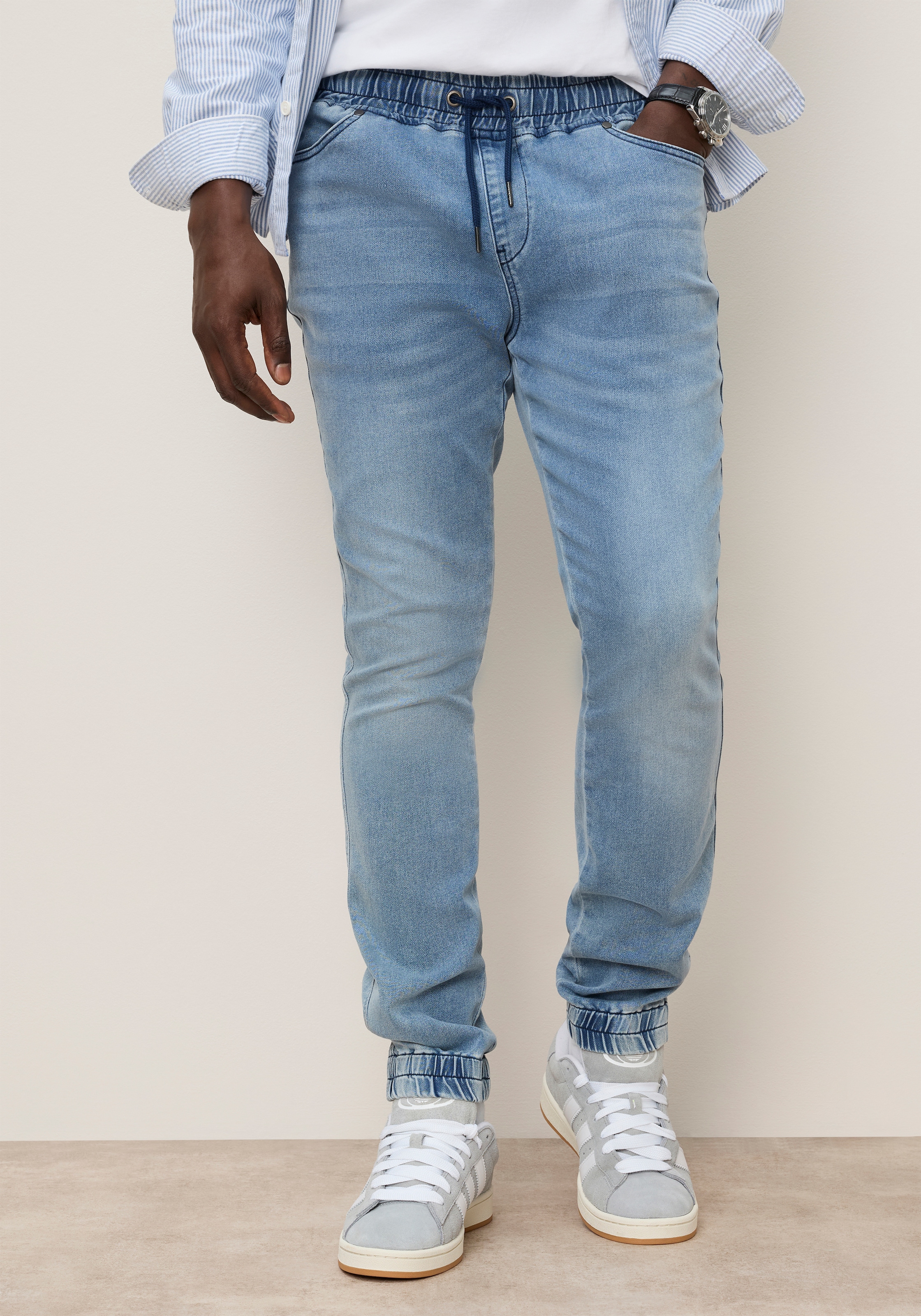 DELMAO Jogg Pants mit Eingrifftaschen und Gesäßtaschen, Comfort Fit, gerader Beinverlauf