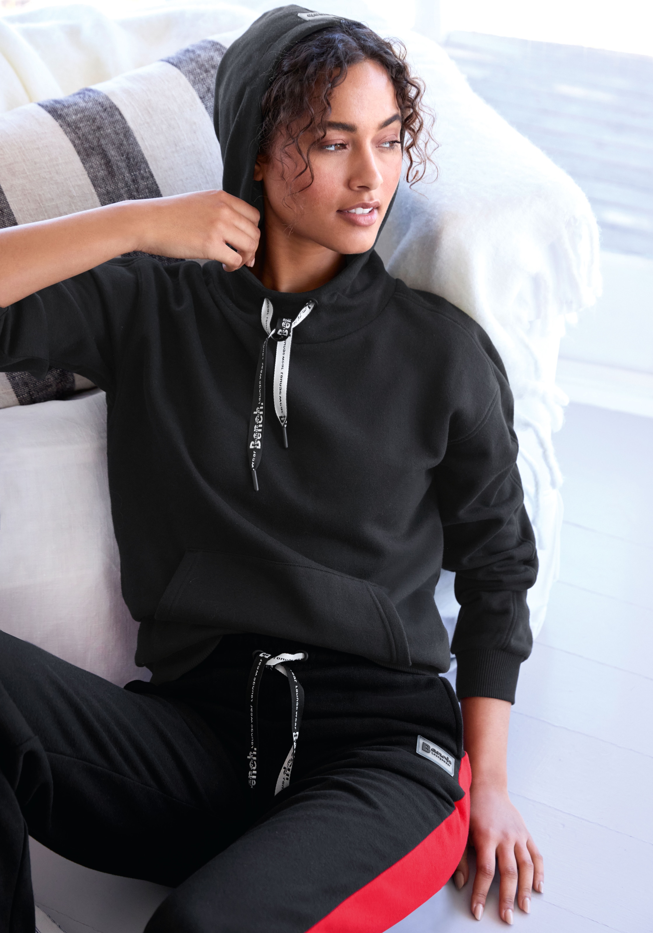 Bench. Loungewear Loungehose, mit Seitenschlitzen am Beinsaum und Silikon Logo Badge