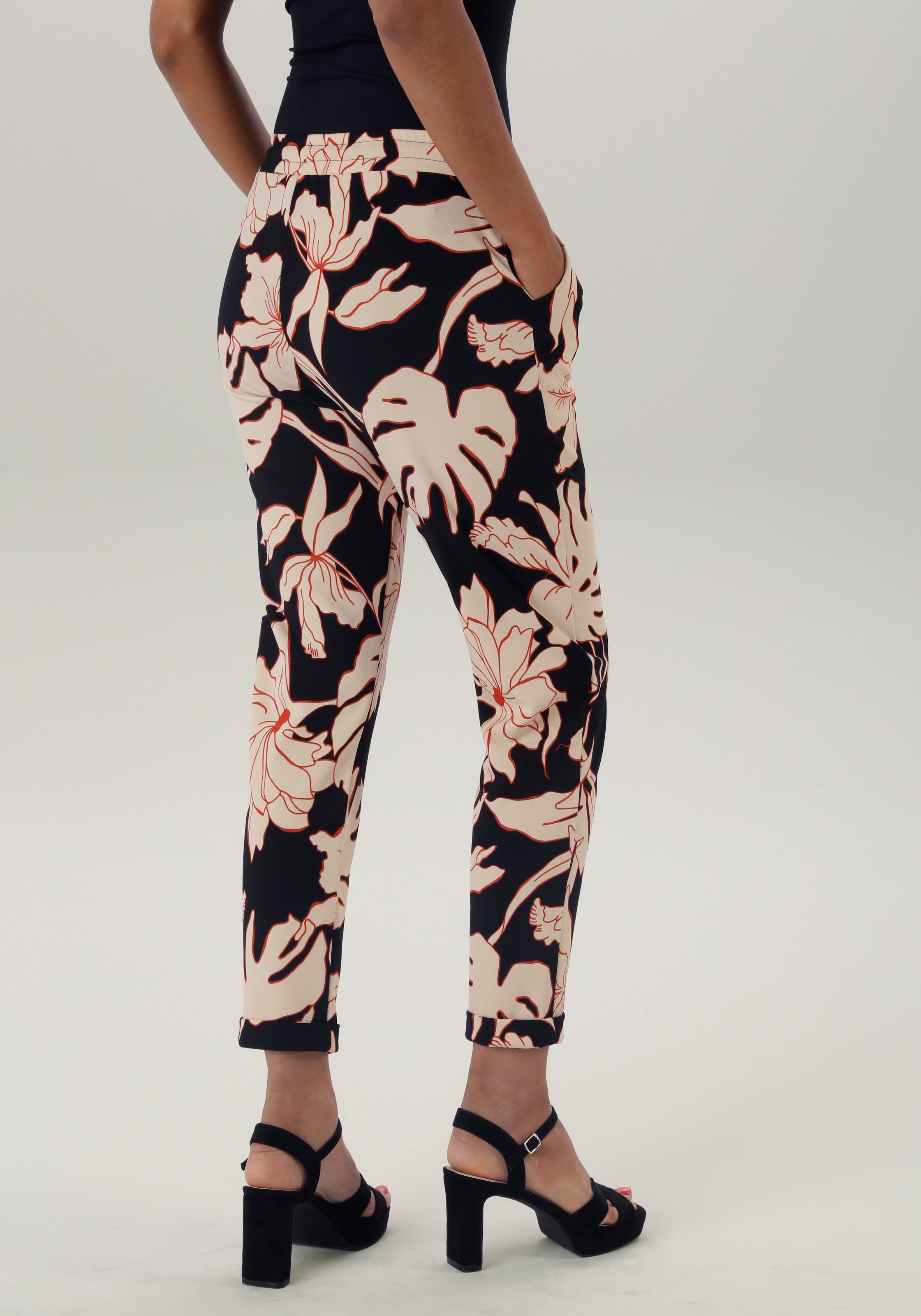 Aniston SELECTED Schlupfhose, mit großflächigem und abstraktem Blumenmuster