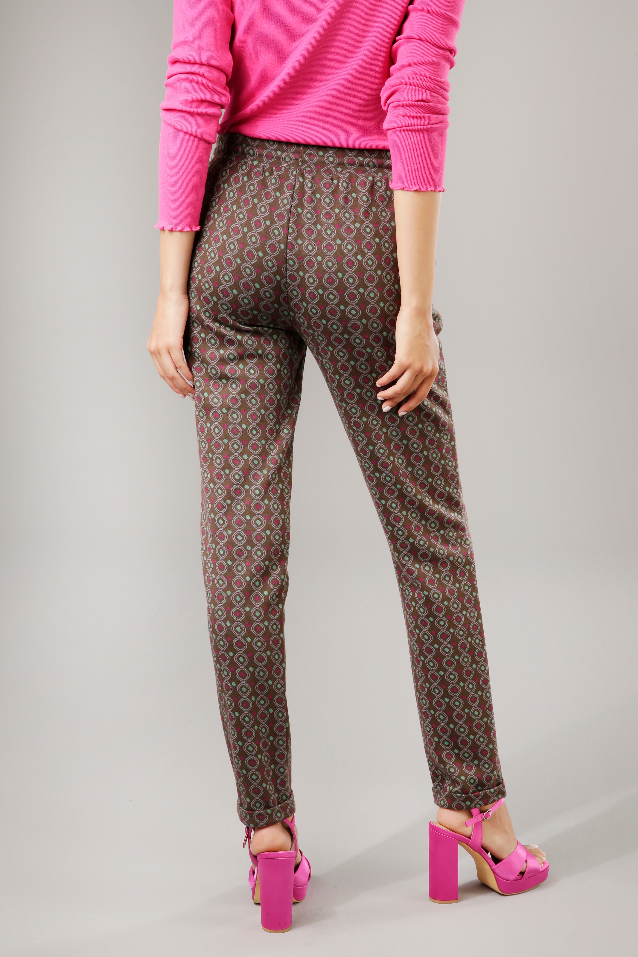 Aniston CASUAL Schlupfhose, mit farbenfrohem, graphischem Muster bei ♕