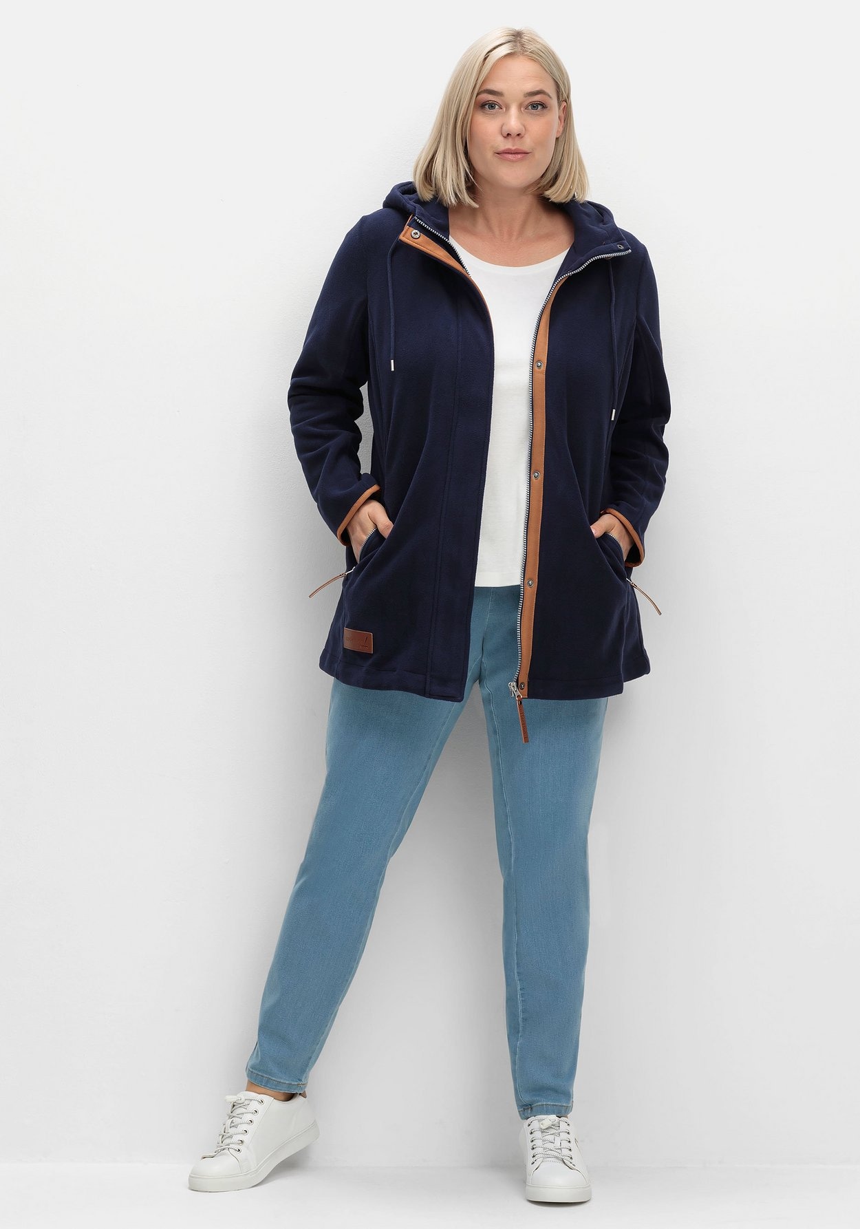 Sheego Fleecejacke »Fleecejacke mit Kontrastdetails und Kapuze«, mit Kapuze, mit Kontrastdetails und Kapuze