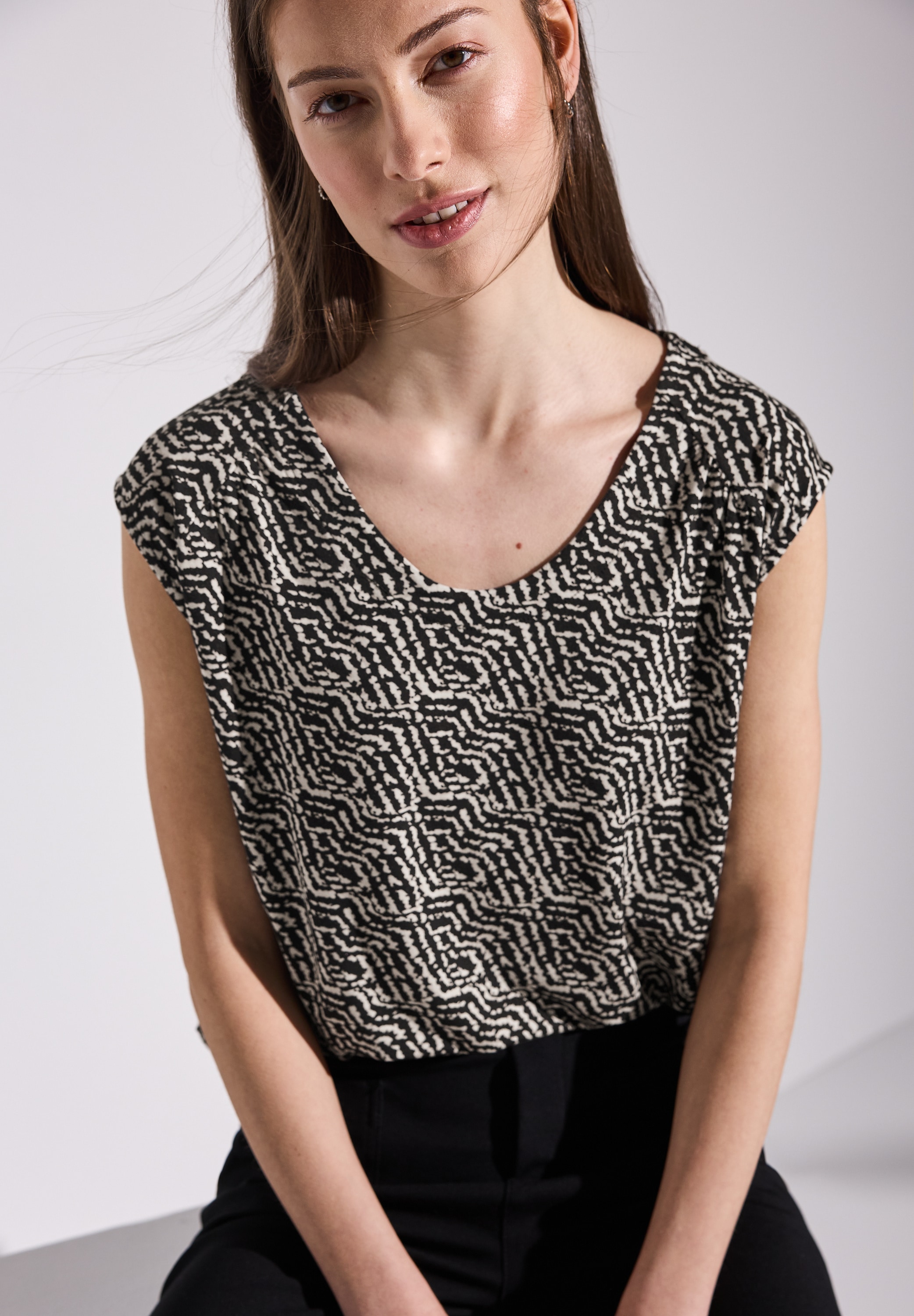 STREET ONE Shirttop mit grafischem Muster und V-Ausschnitt