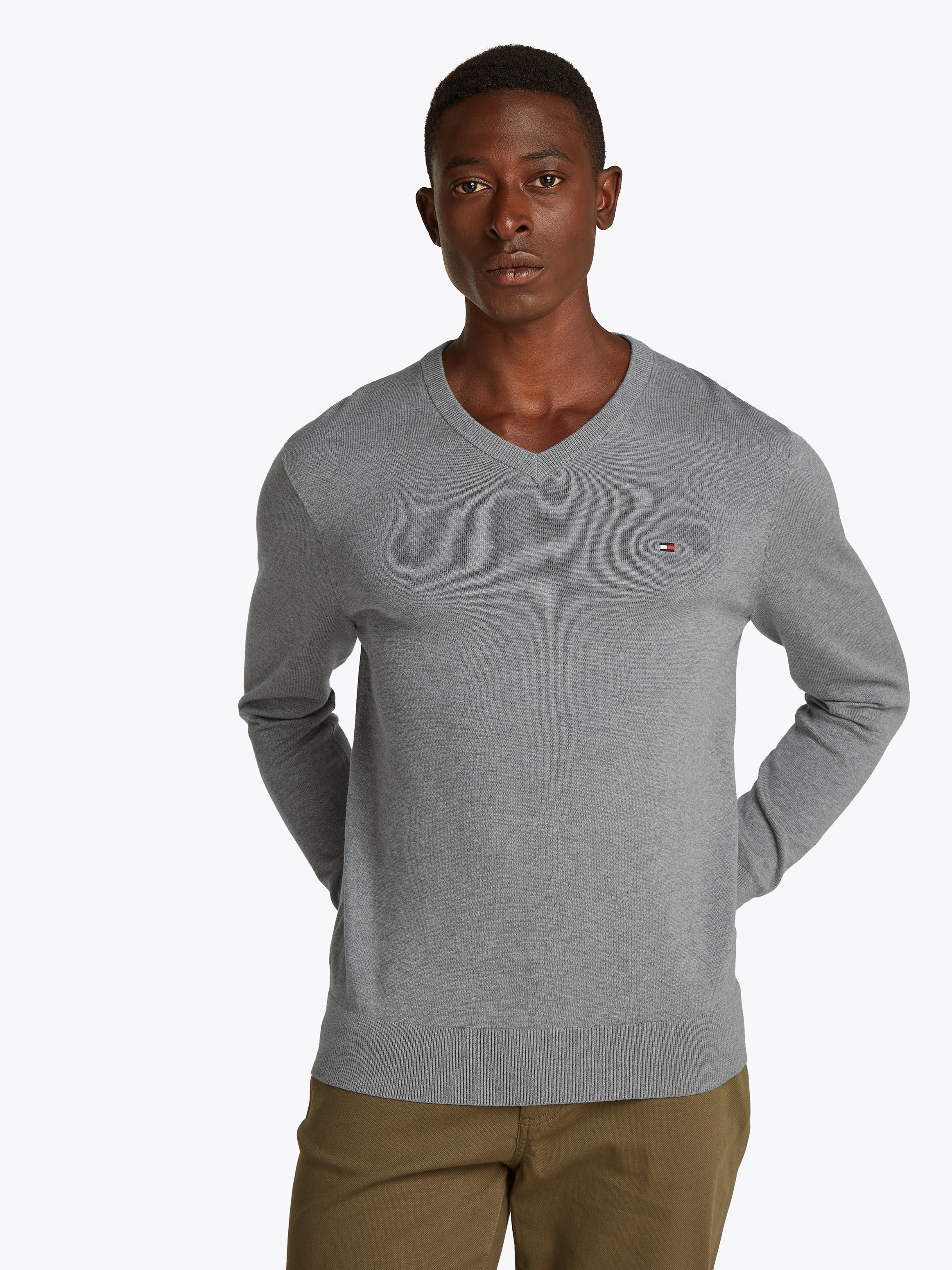 Tommy Hilfiger Strickpullover »ESSENTIAL COTTON V NECK mit V-Ausschnitt und Stickerei« unifarben, casual, regular fit, Baumwolle, V-Ausschnitt