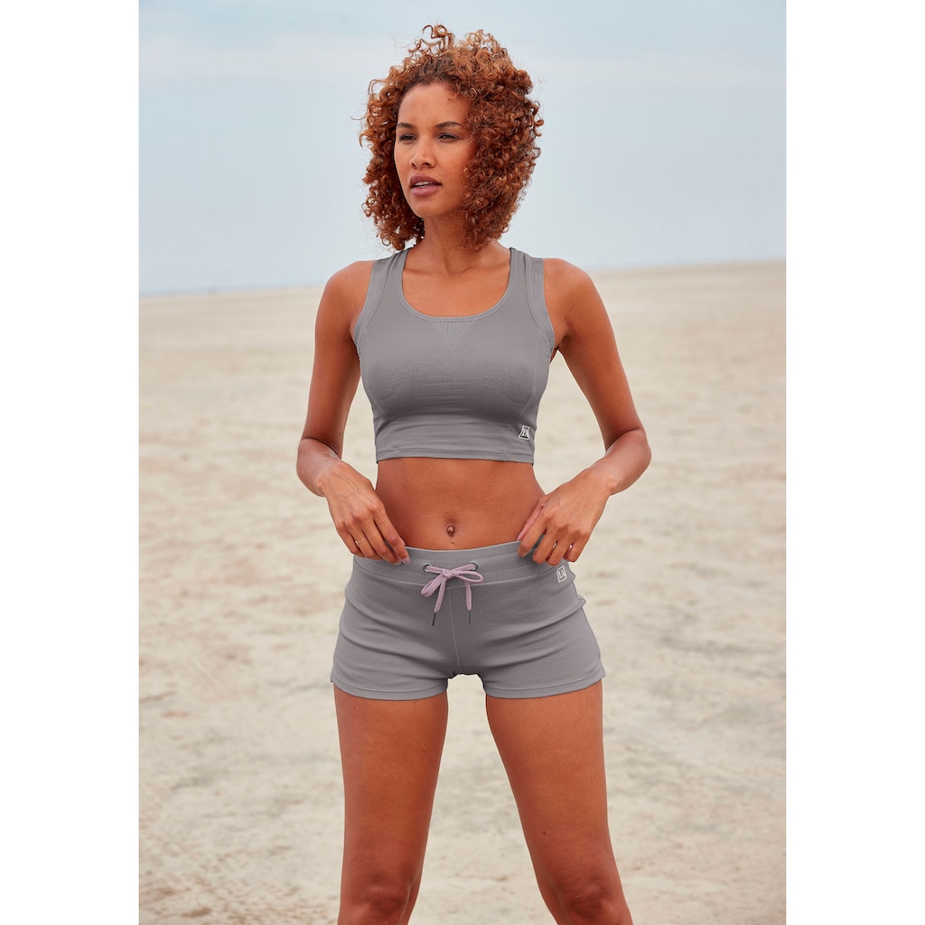 LASCANA ACTIVE Shorts, mit kleinen Seitenschlitzen