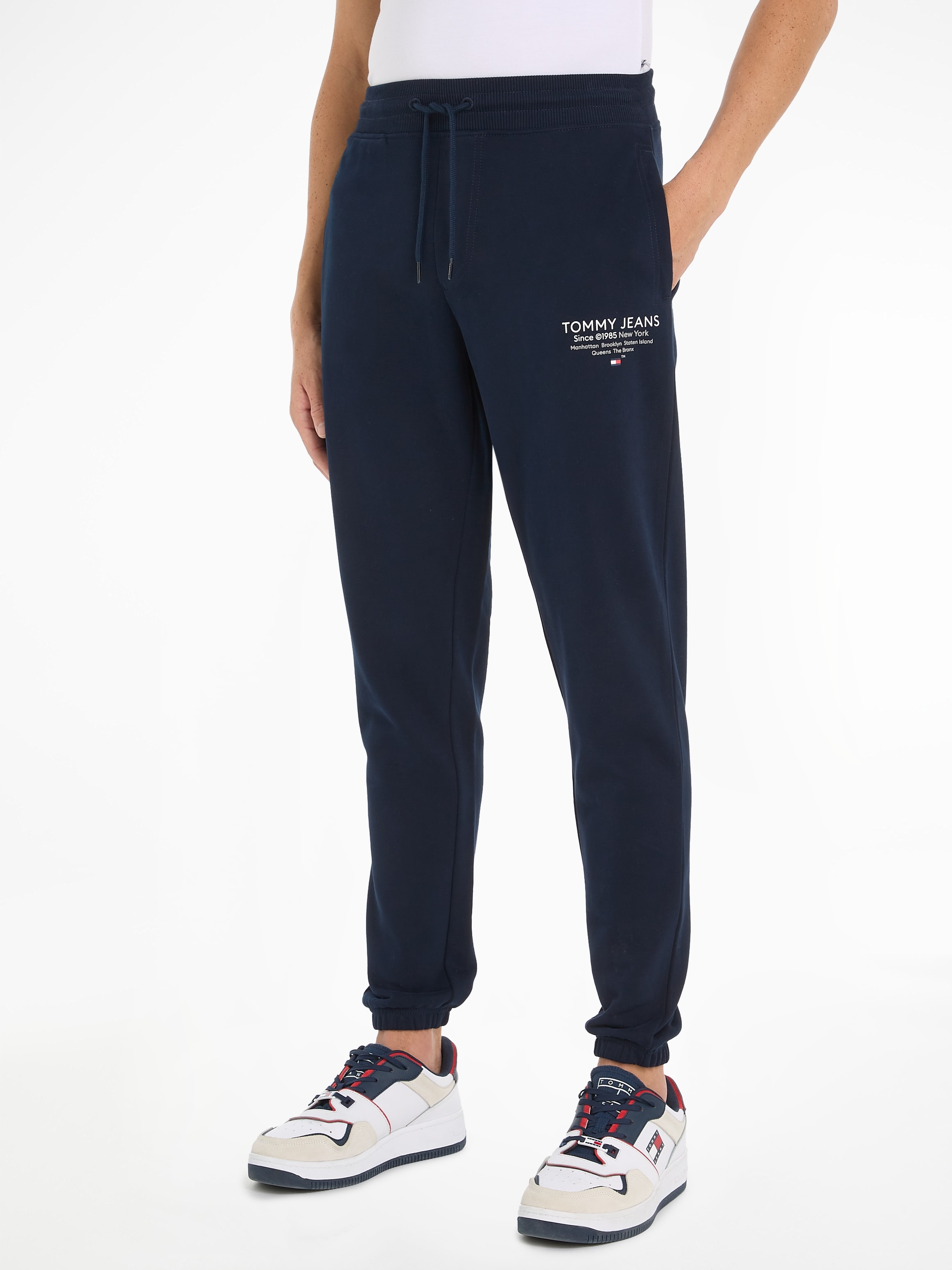 Jogginghose »TJM SLIM ENTRY GRAPHIC SWEATPANT«, mit Logodruck am Bein