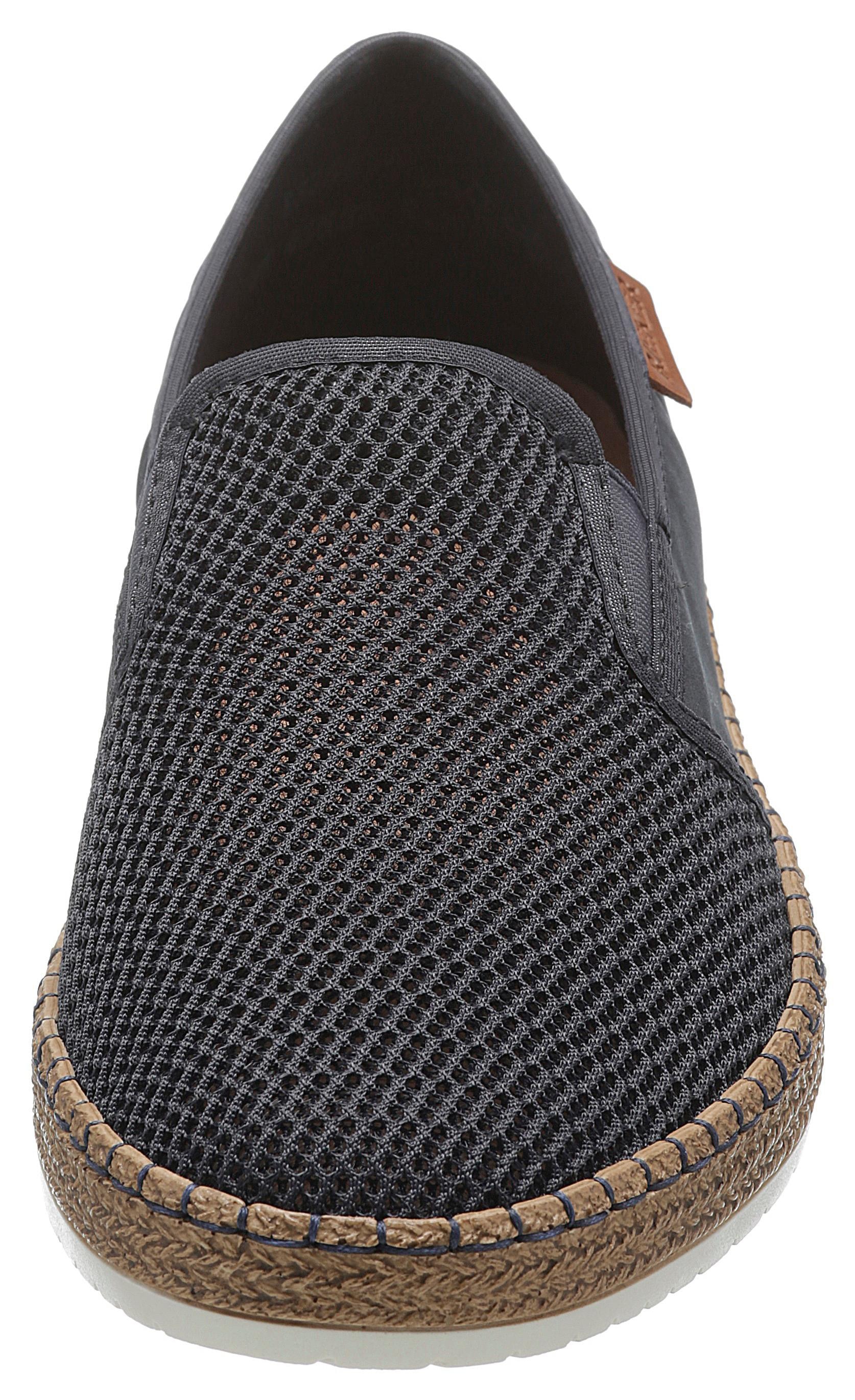 Rieker Slipper, mit modischer Laufsohle in Bast-Optik