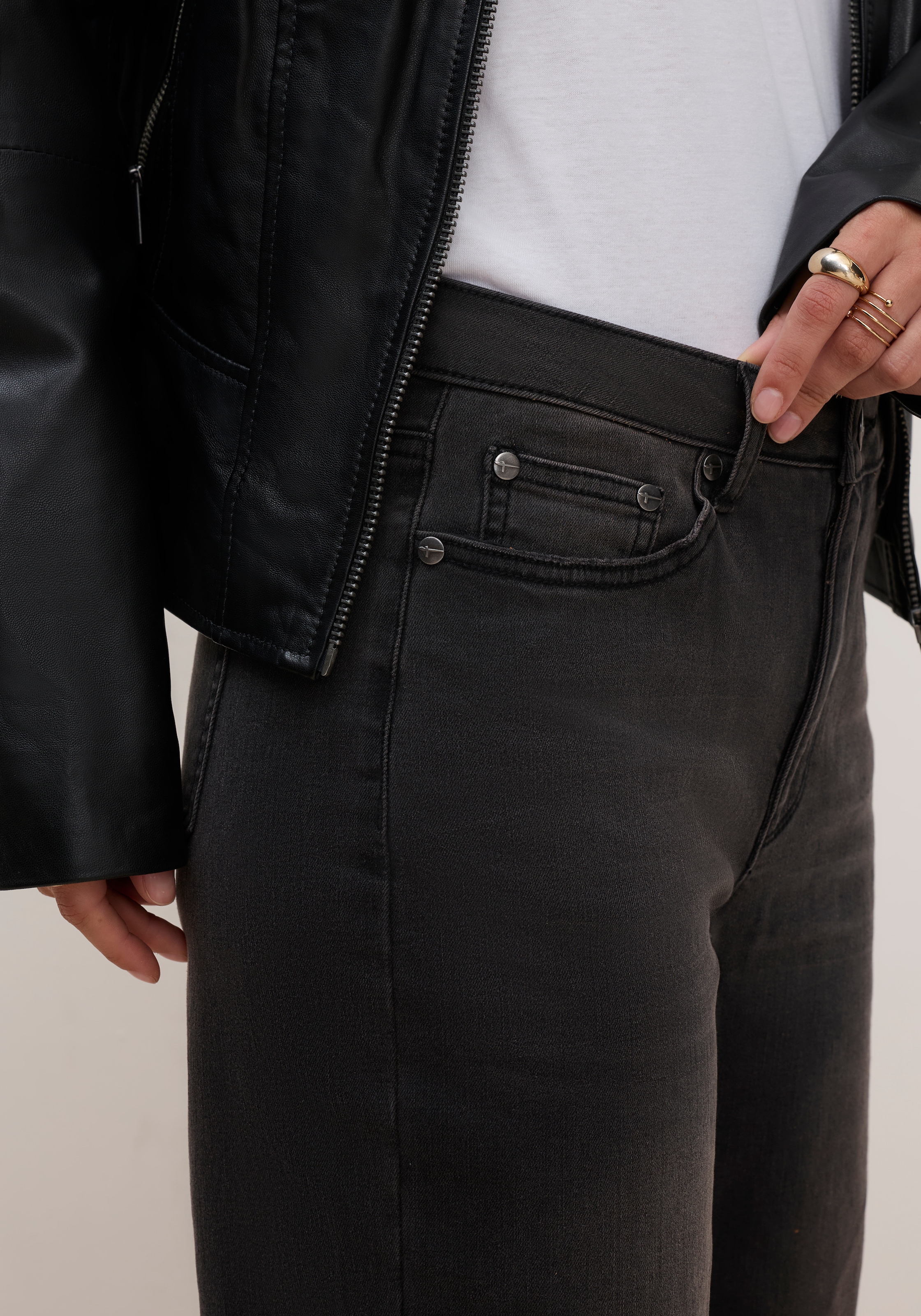 Tamaris Weite Jeans »mit modischer Silhouette und hohem Tragekomfort« hohe Leibhöhe, langer Schnitt, mit Knopf-Applikationen