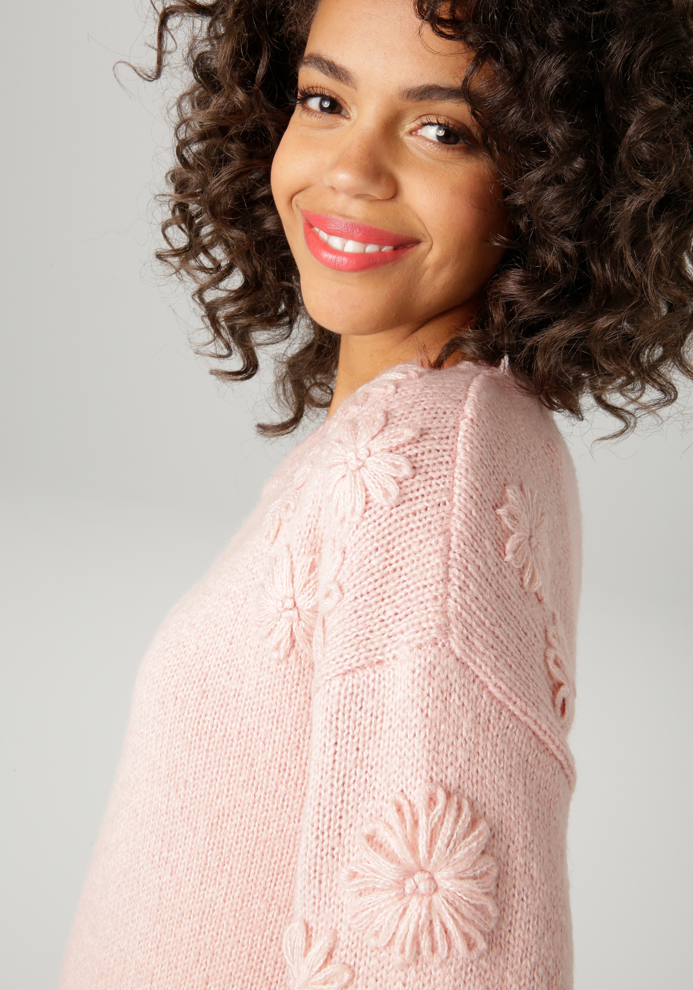 Aniston CASUAL Strickpullover mit aufgestrickten Blüten verziert