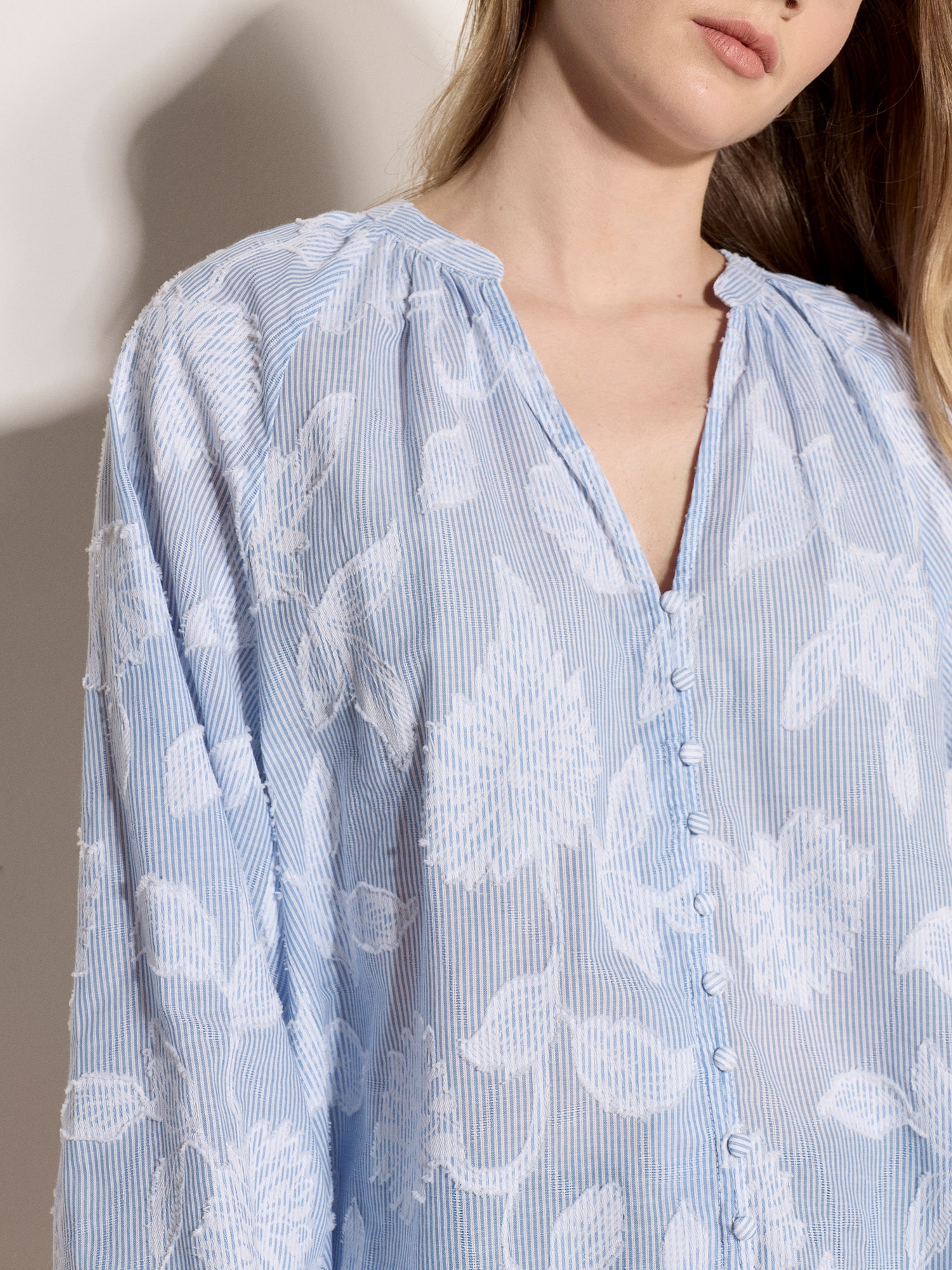 Apricot Spitzenbluse »Bluse mit gestickten Blumenstreifen« in Jacquardoptik