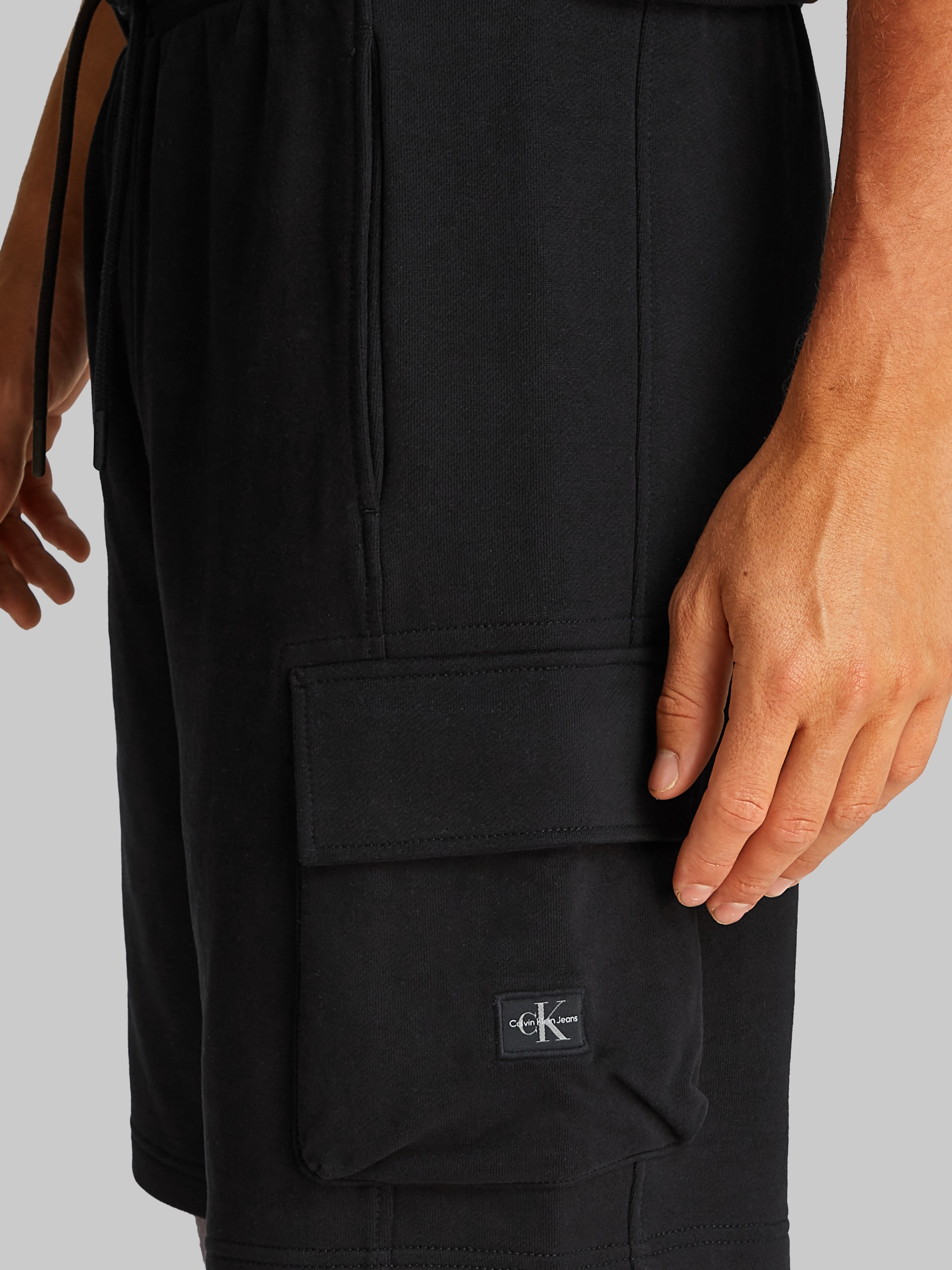 Calvin Klein Jeans Shorts »WOVEN LABEL SHORT«, mit Cargotasche