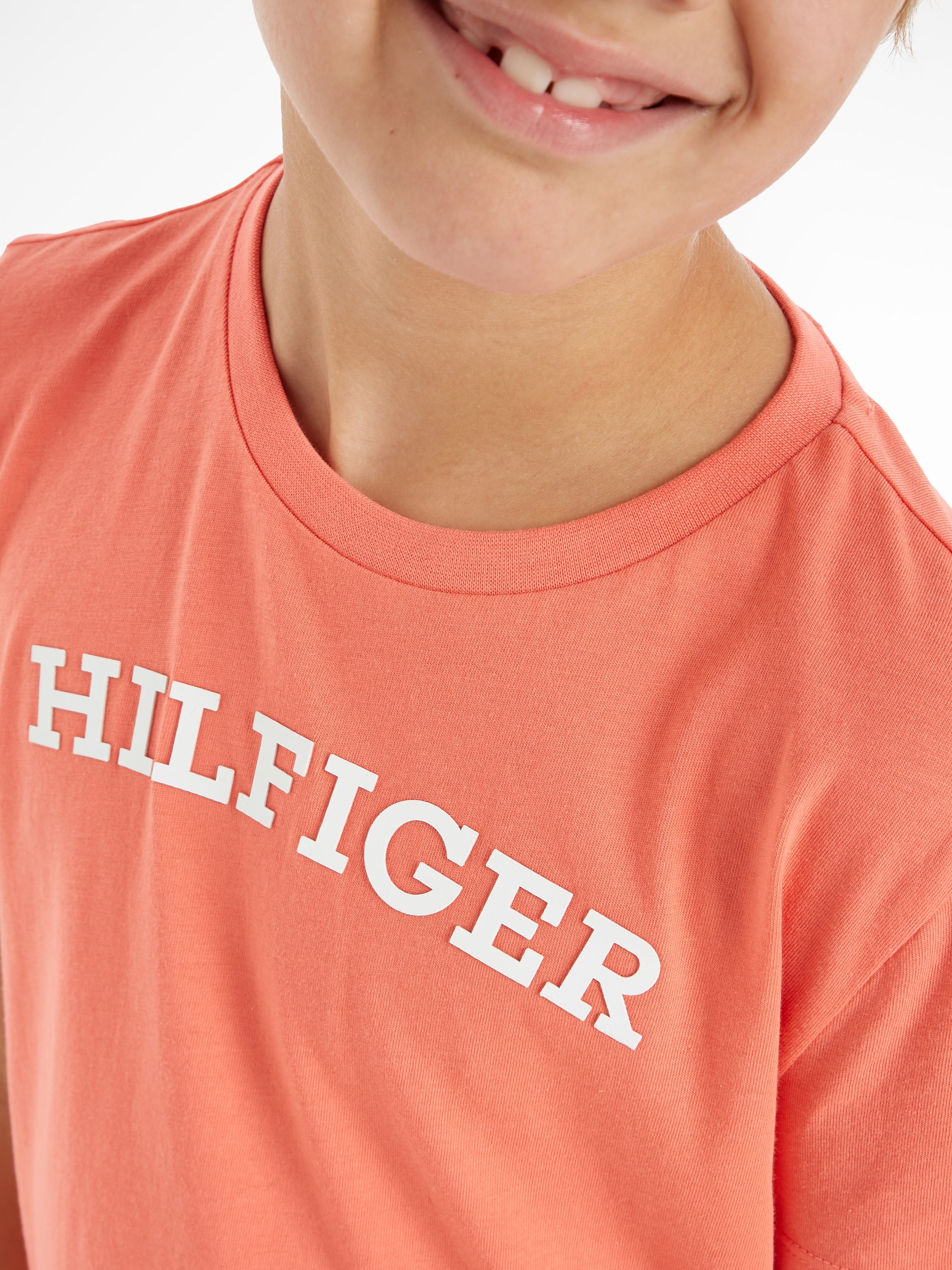 Hilfiger- Logoschriftzug bei S/S«, »MONOTYPE auf der ♕ modischem mit T-Shirt Brust Tommy TEE Hilfiger