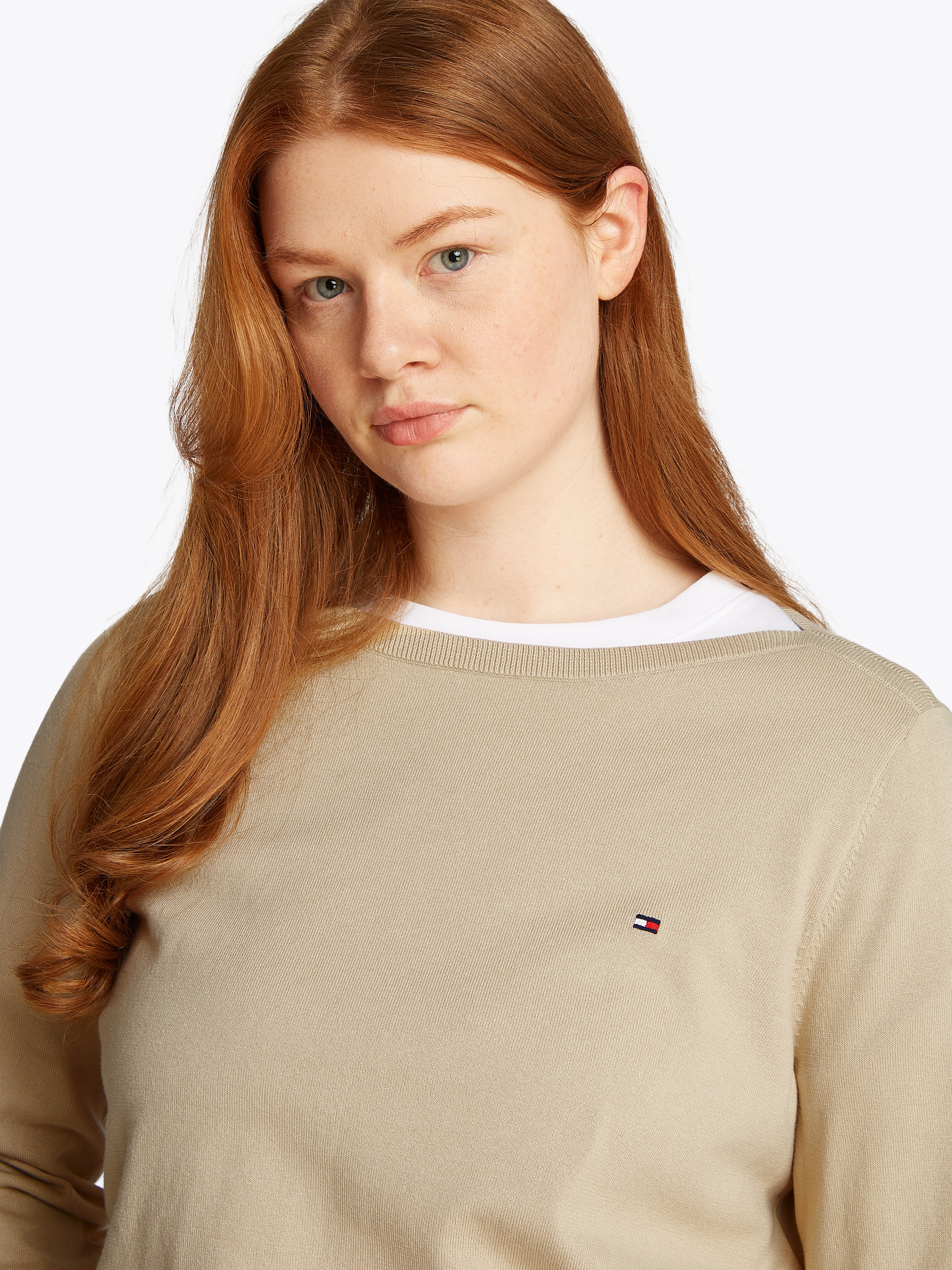 Tommy Hilfiger Curve Strickpullover »CRV CO JERSEY STITCH LS B-NK SWT«, in Großen Größen, Logostickerei