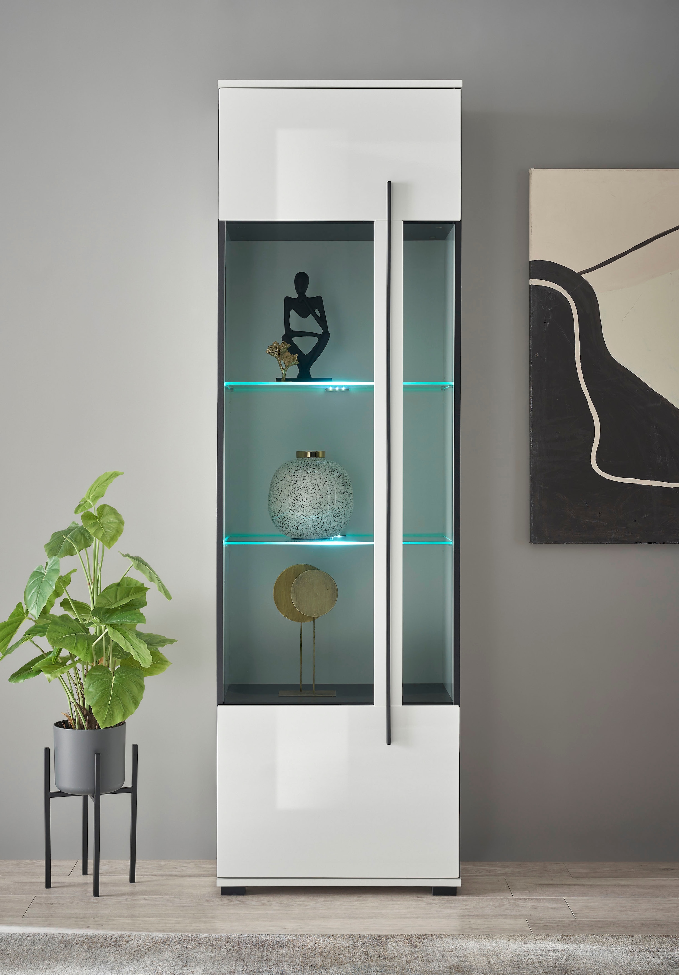 INOSIGN Vitrine »Cantara, Vitrinenschrank in Eiche Evoke oder weiß, Standvitrine«, schwarzer Stangengriff, ausreichend Stauraum, vielseitig einsetzbar