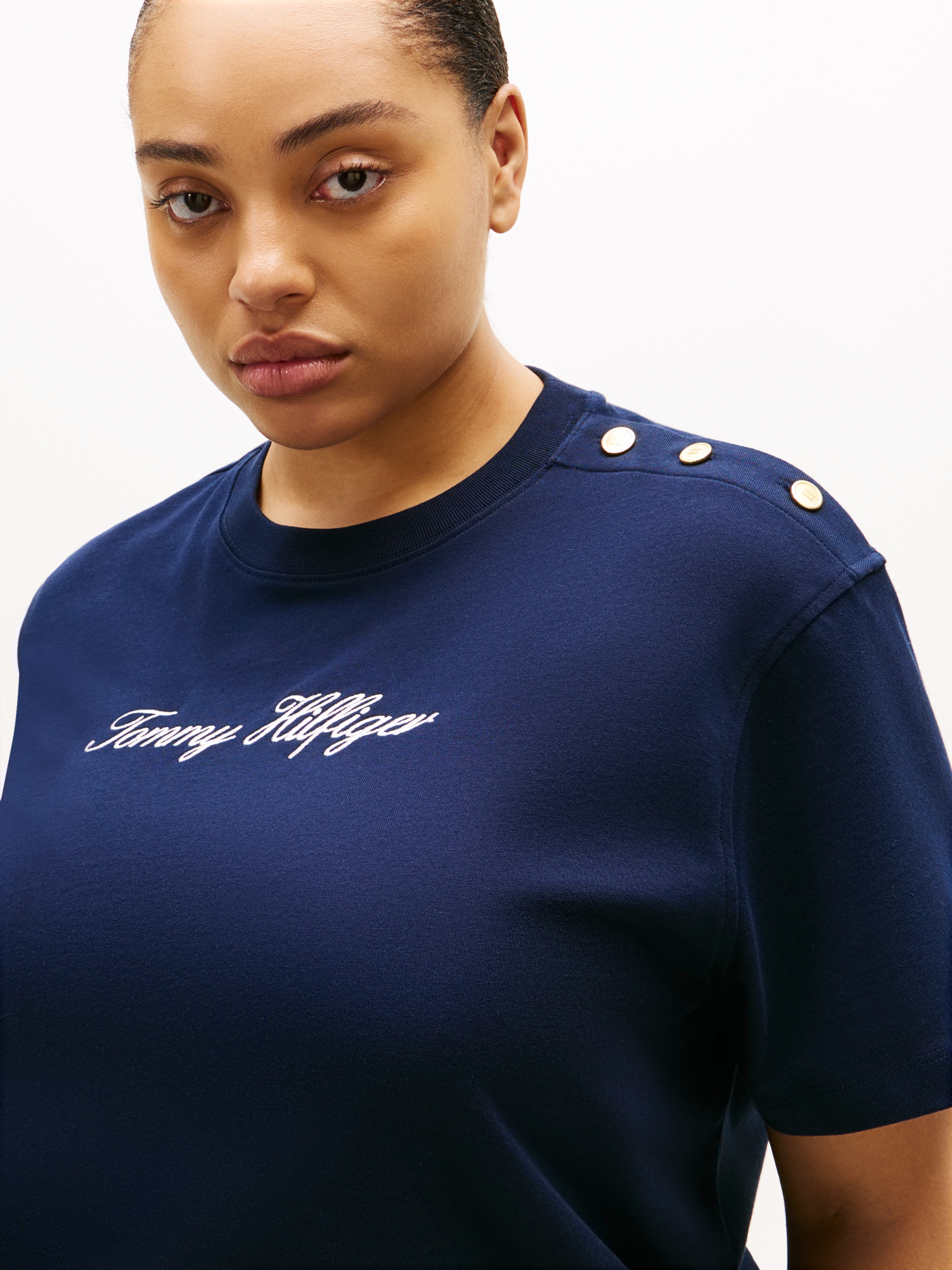 Tommy Hilfiger Curve Kurzarmshirt »CRV GOLD BTN SCRIPT MDRN SS TEE« in großen Größen, mit goldfarbenen Knöpfen