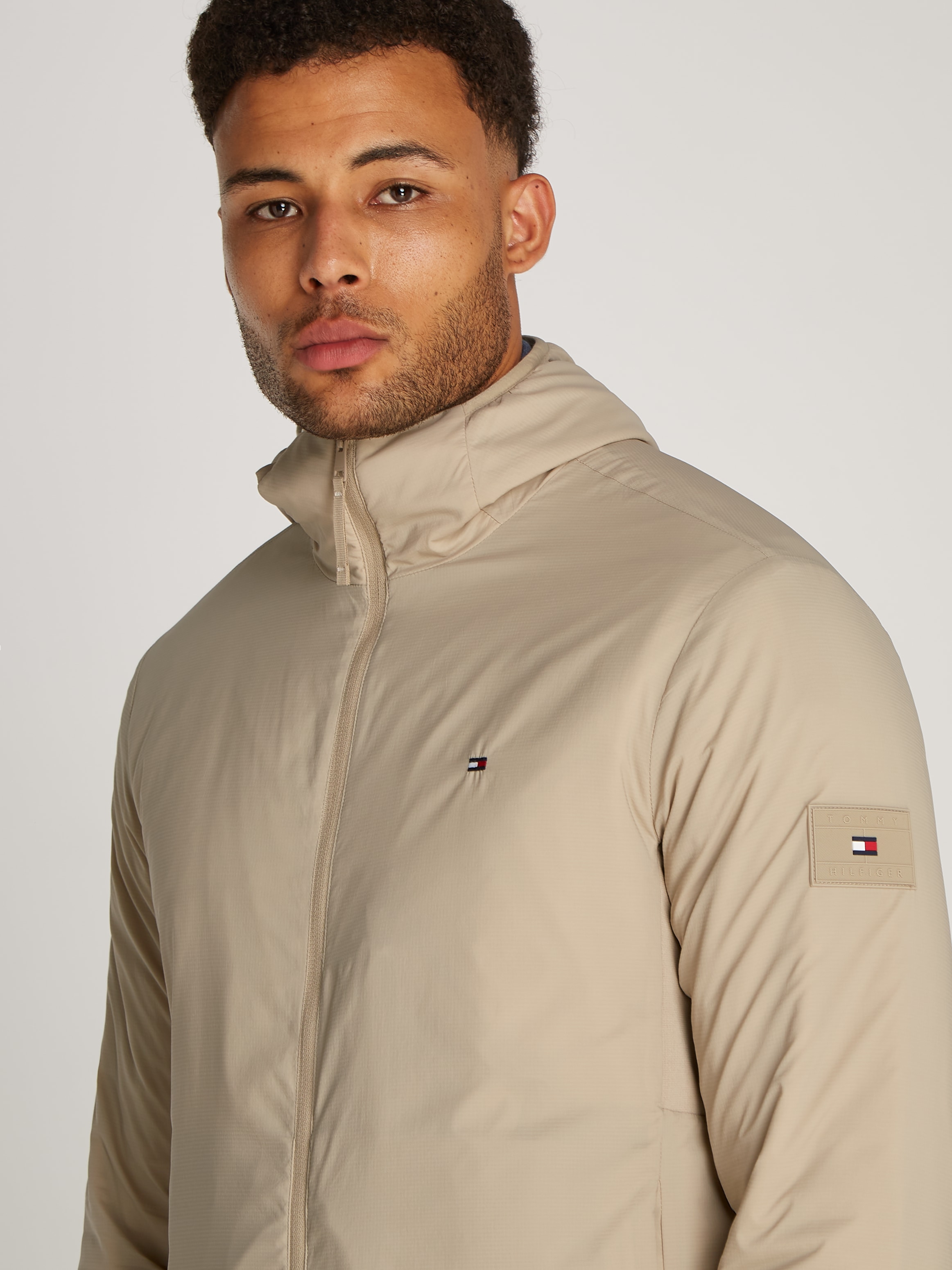 Tommy Hilfiger Kurzjacke »TECH PACKABLE HOODED JACKET«, mit Kapuze, mit Logostickerei