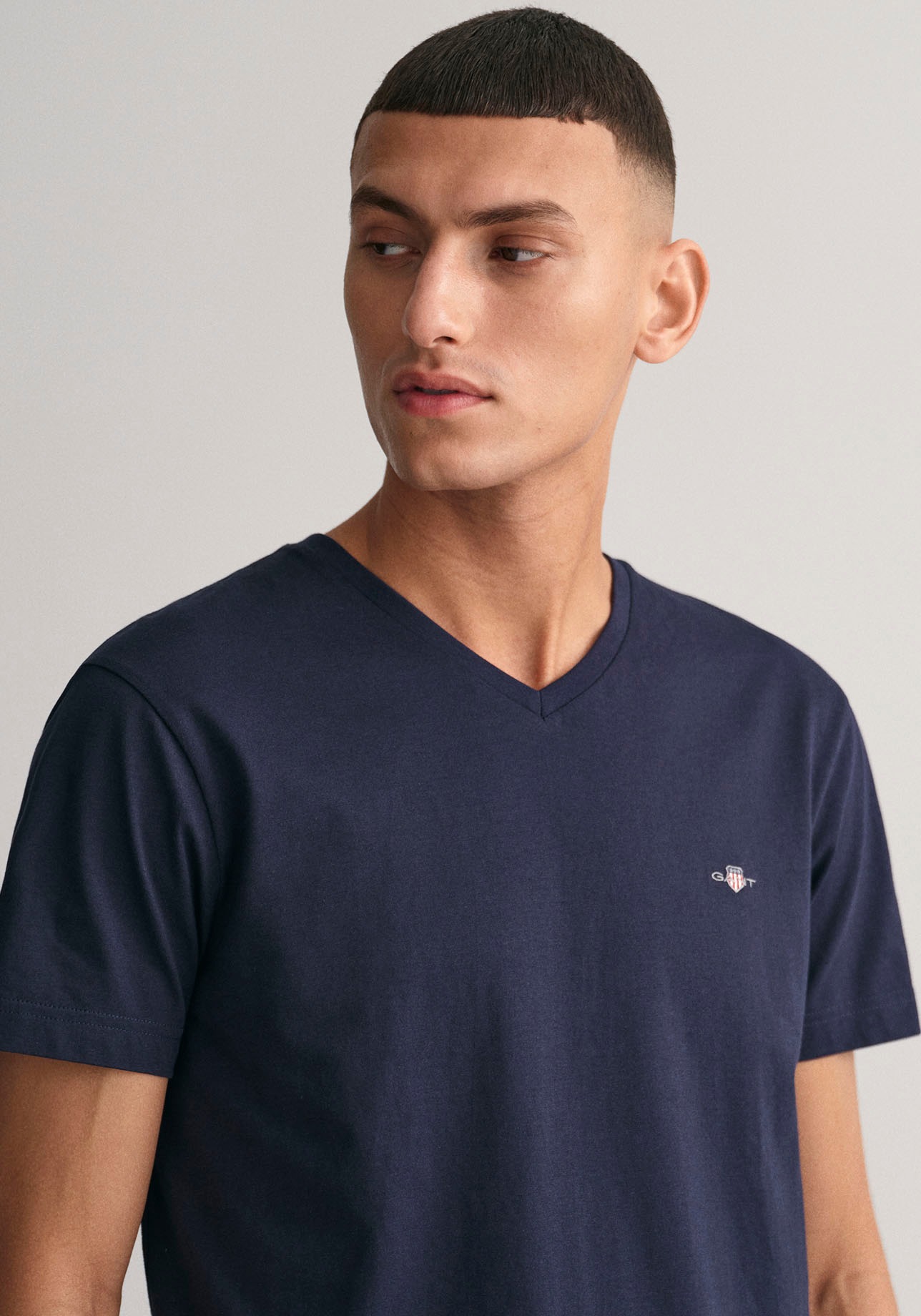 Gant T-Shirt »SLIM SHIELD V-NECK T-SHIRT«, mit einer kleinen Logostickerei auf der Brust