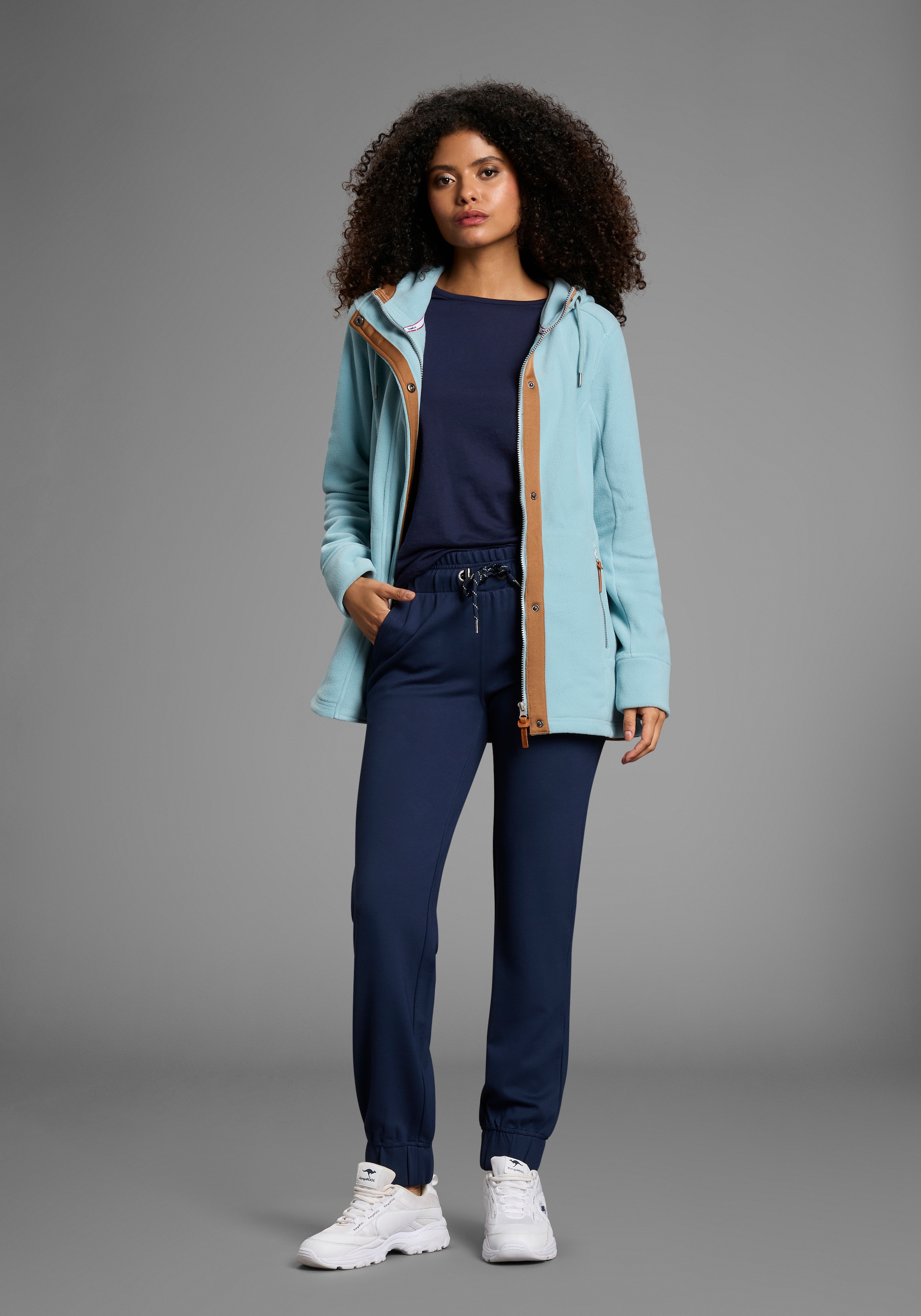 KangaROOS Fleecejacke mit Kapuze hüftbedeckende Länge, mit Kapuze, mit Eingrifftaschen