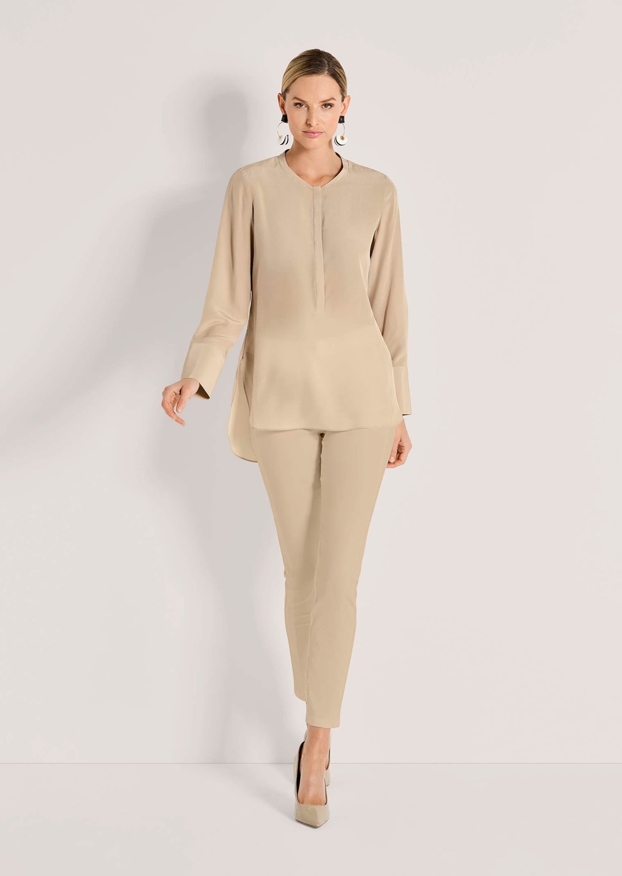 MADELEINE Hemdbluse »Bluse Lange Seidenbluse in kragenloser Form«