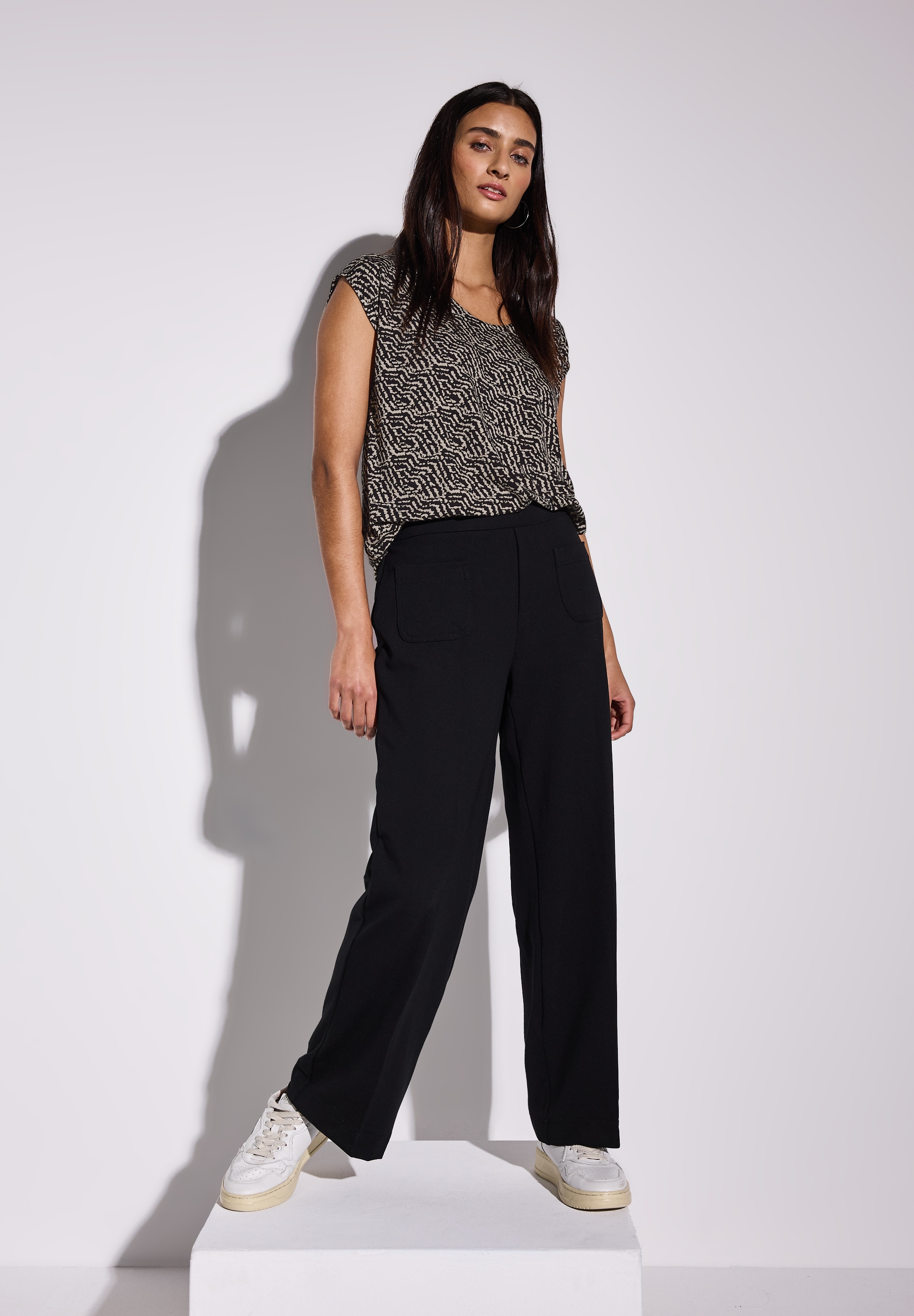 STREET ONE Shirttop mit grafischem Muster und V-Ausschnitt