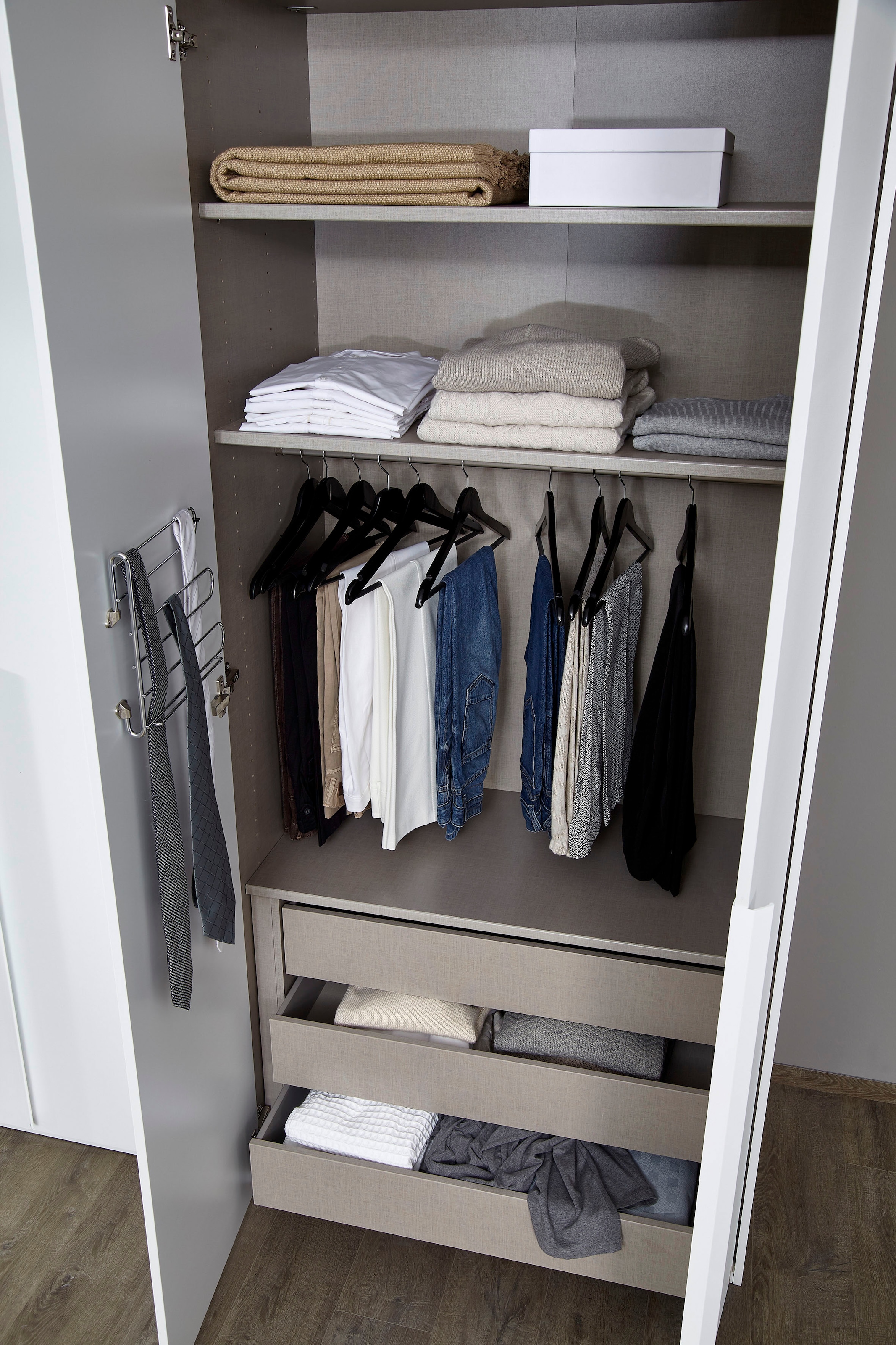 rauch Drehtürenschrank »Kleiderschrank Schrank Garderobe Wäscheschrank PURISMA Glasfront« in den Breiten 151/201/251/301 cm, inkl. SOFT-CLOSE-FUNKTION,  schlichte Eleganz, mit umfangreicher Innenausstattung MADE IN GERMANY