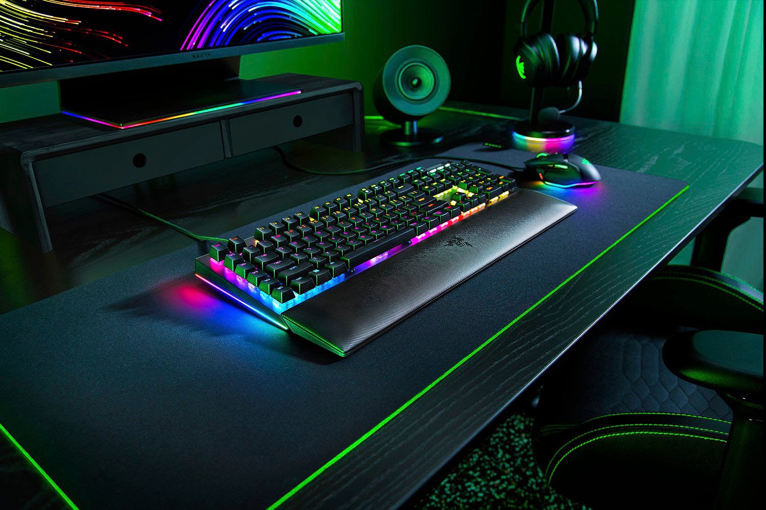 RAZER Tastatur »BlackWidow V4 DE«, (Funktionstasten-Handgelenkauflage-Lautstärkeregler-Makro-Tasten-Multimedia-Tasten-Profil-Speicher-Ziffernblock-USB-Anschluss)