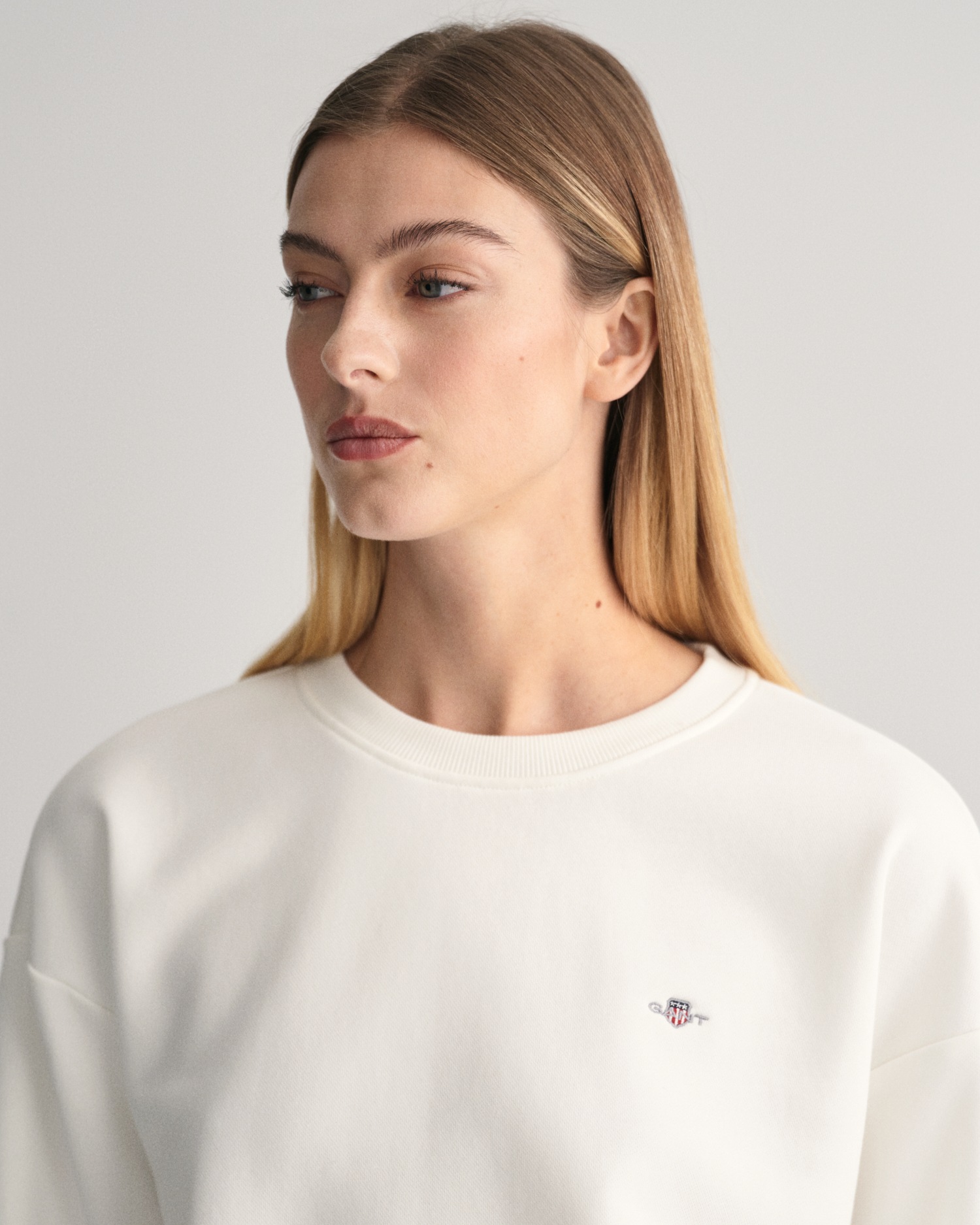 Gant Sweatshirt »SHIELD C-NECK SWEAT«, Grafische GANT-Stickerei auf der Brust